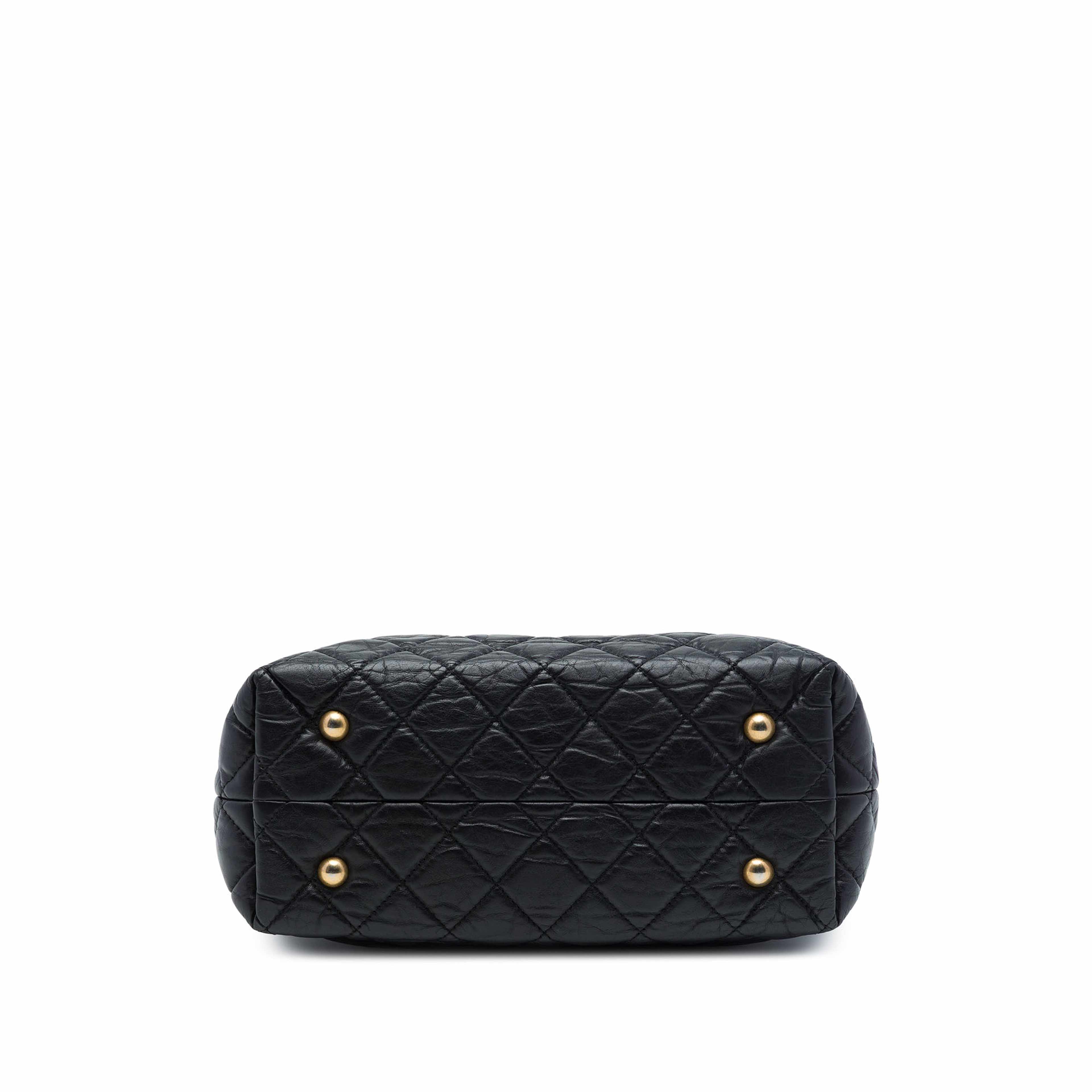 Chanel Quilted Aged Calfskin Reissue 2.55 Tote, från Luxclusif, i färgen svart. Klicka för att öppna bilden i stort format