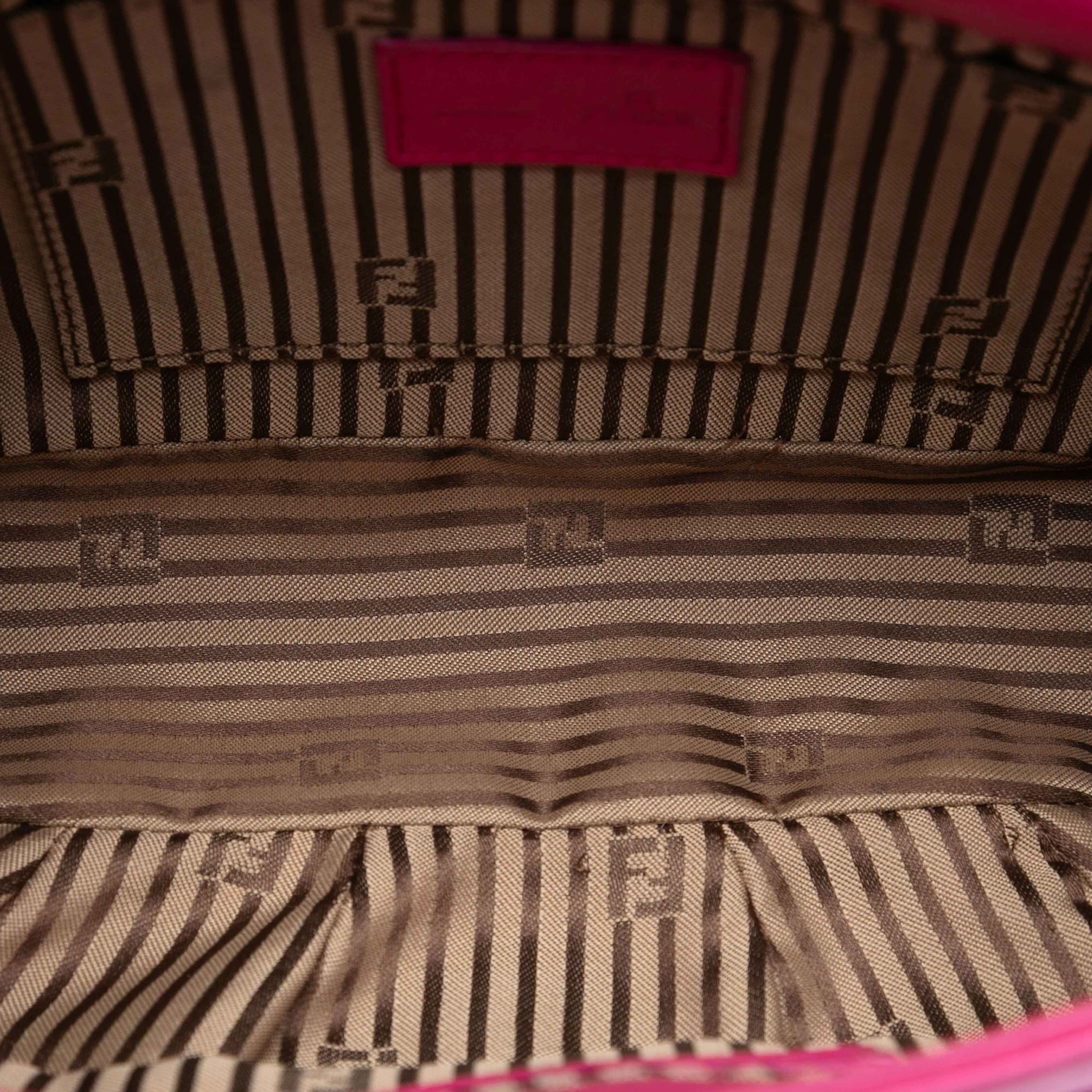 Fendi Leather Fendista Pochette Crossbody, från Luxclusif, i färgen dark pink. Klicka för att öppna bilden i stort format