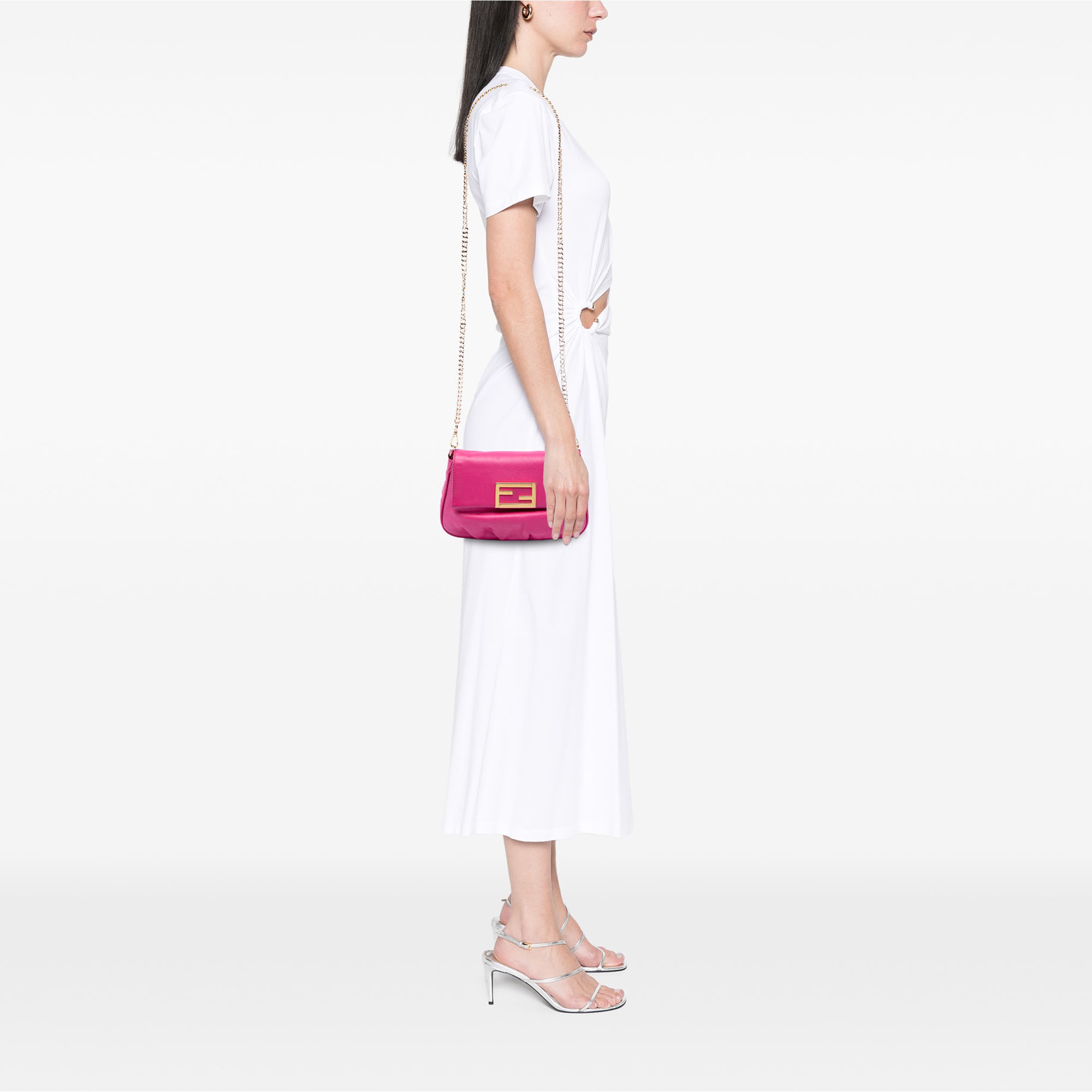 Fendi Leather Fendista Pochette Crossbody, från Luxclusif, i färgen dark pink. Klicka för att öppna bilden i stort format