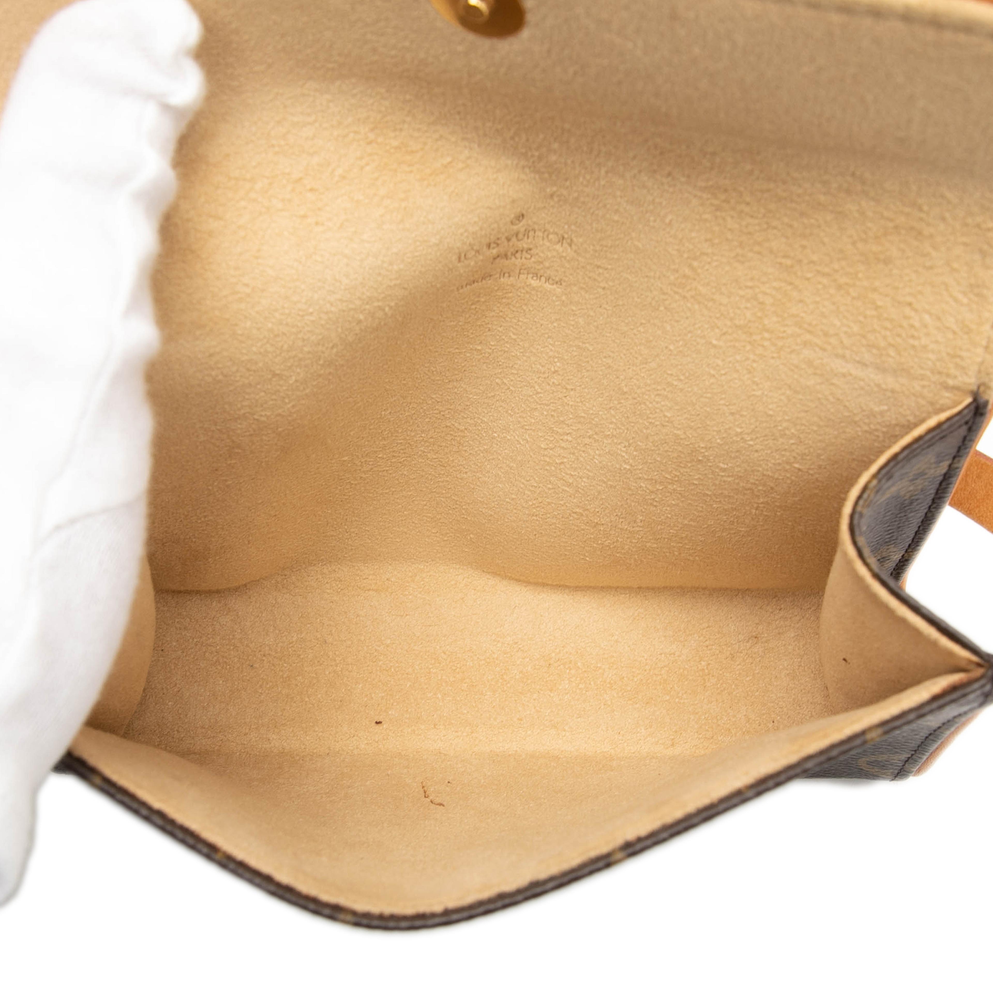 Louis Vuitton Monogram Pochette Florentine, från Luxclusif, i färgen brown. Klicka för att öppna bilden i stort format