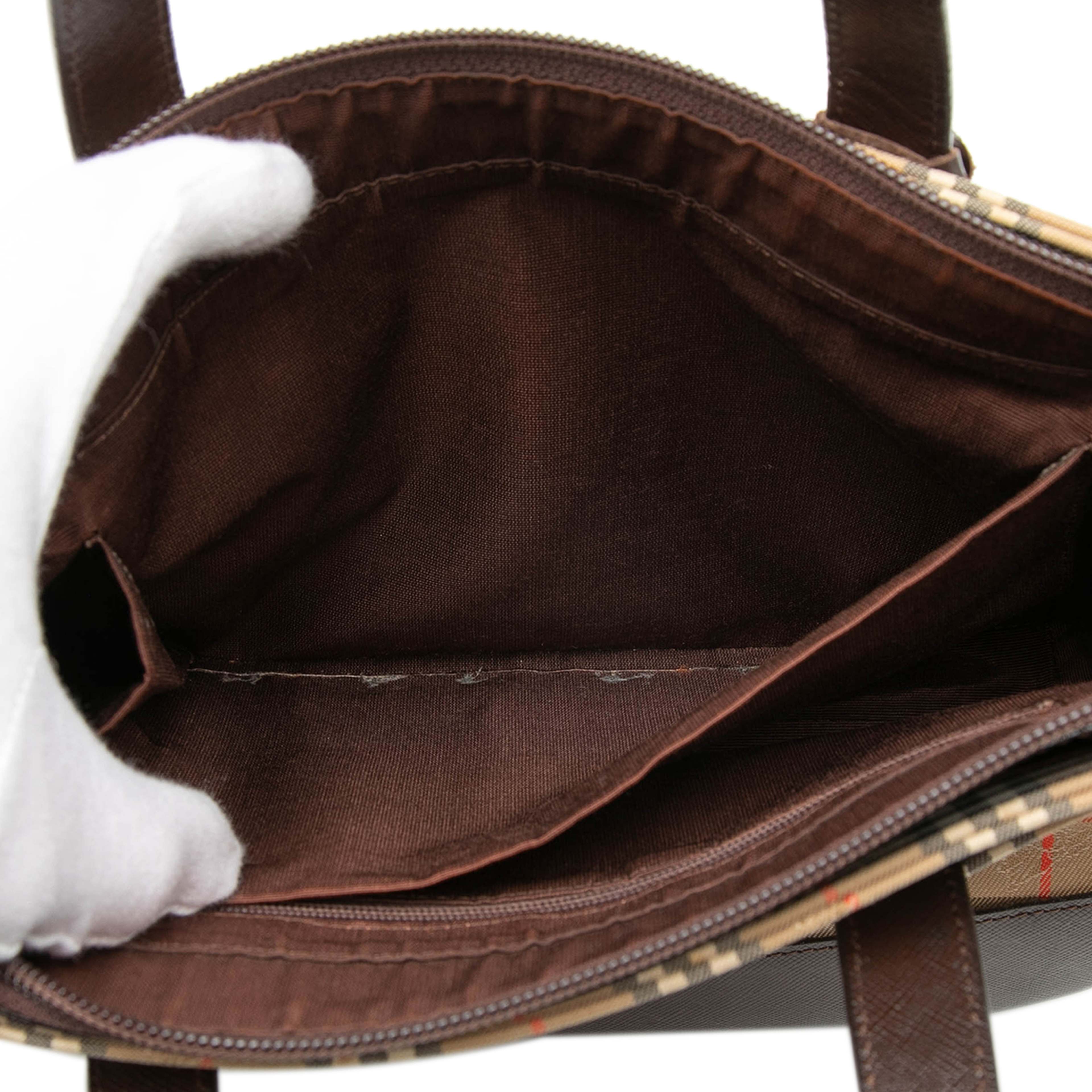 Burberry Haymarket Check Canvas Tote, från Luxclusif, i färgen beige. Klicka för att öppna bilden i stort format