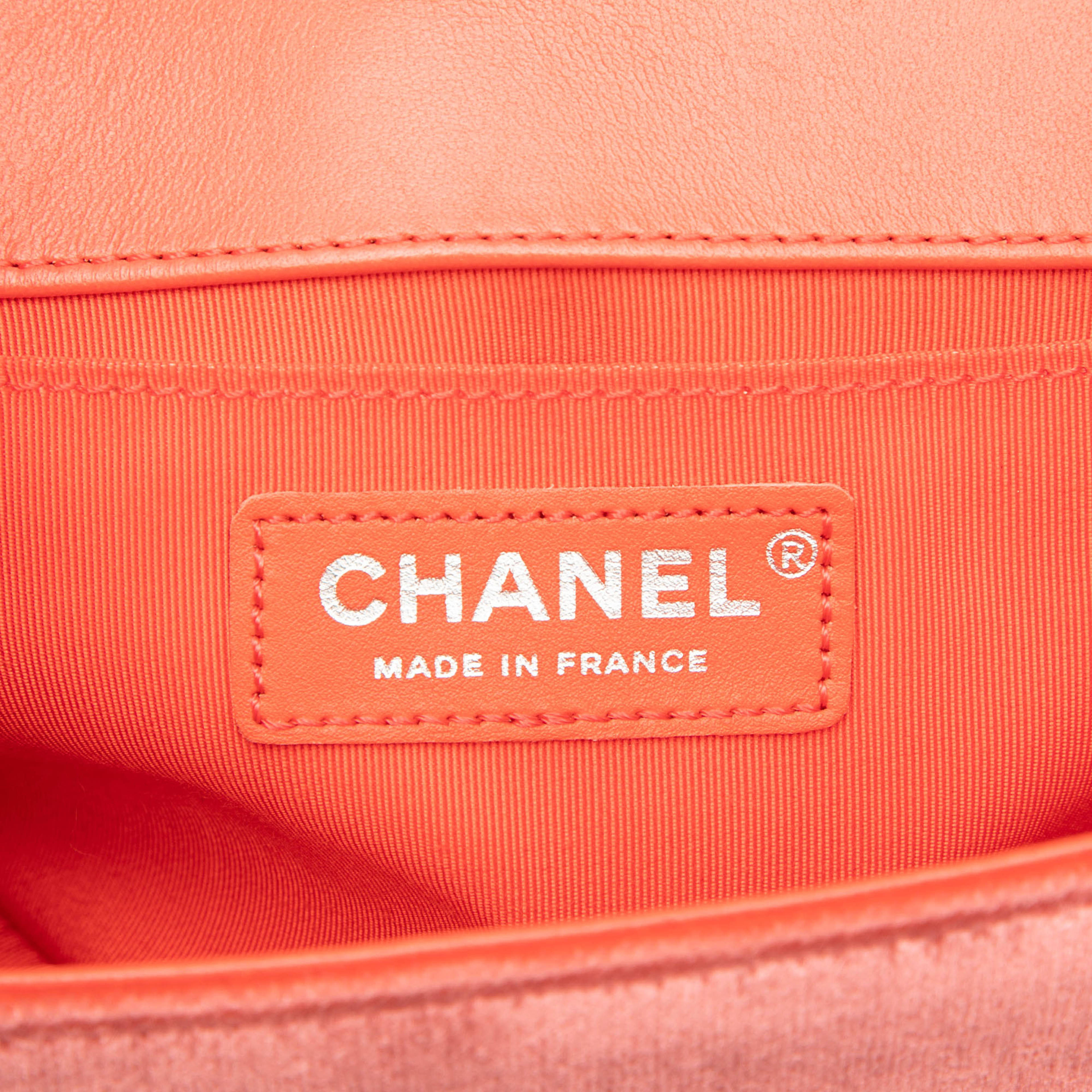 Chanel Old Medium Quilted Velvet Boy Flap, från Luxclusif, i färgen dark orange. Klicka för att öppna bilden i stort format