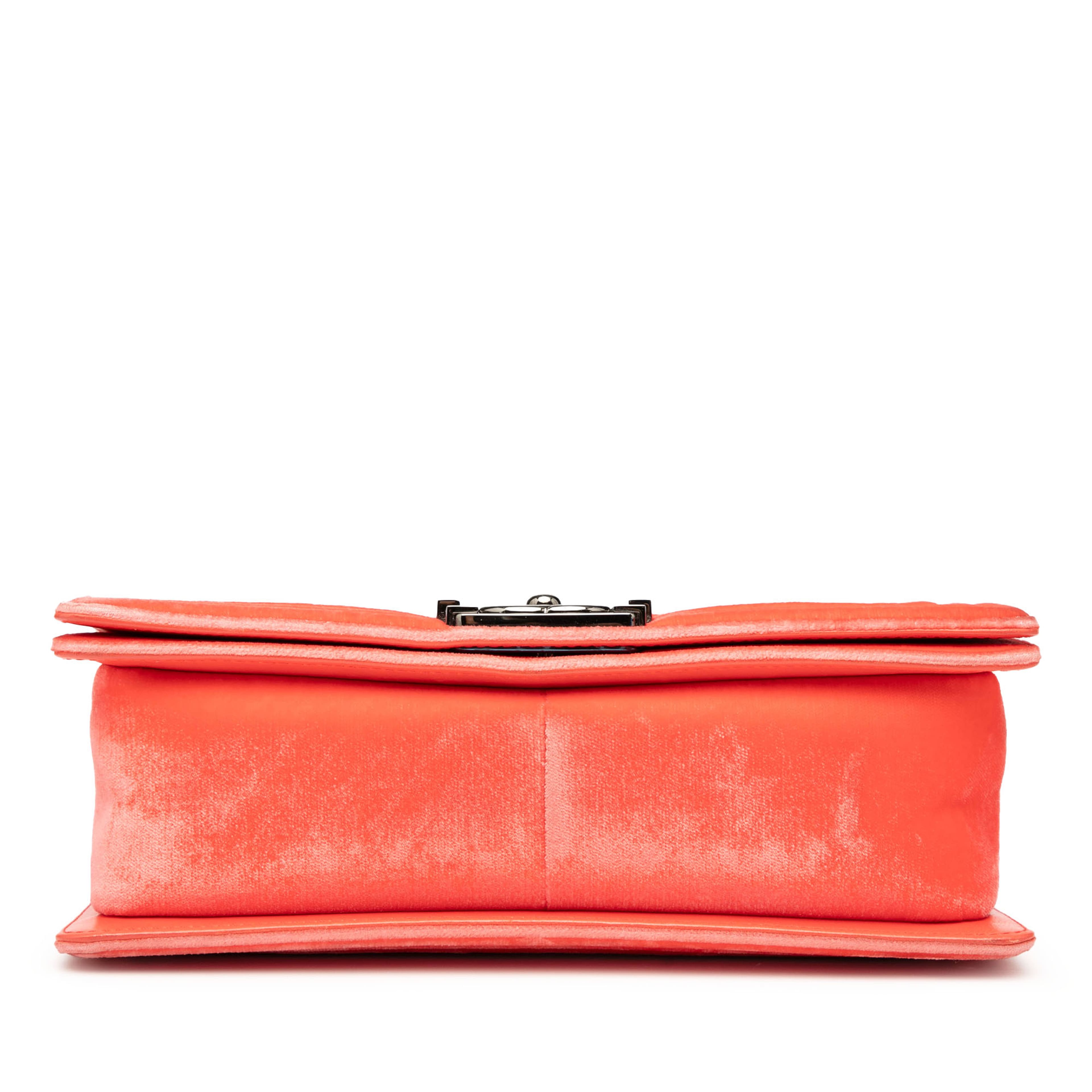 Chanel Old Medium Quilted Velvet Boy Flap, från Luxclusif, i färgen orange. Klicka för att öppna bilden i stort format
