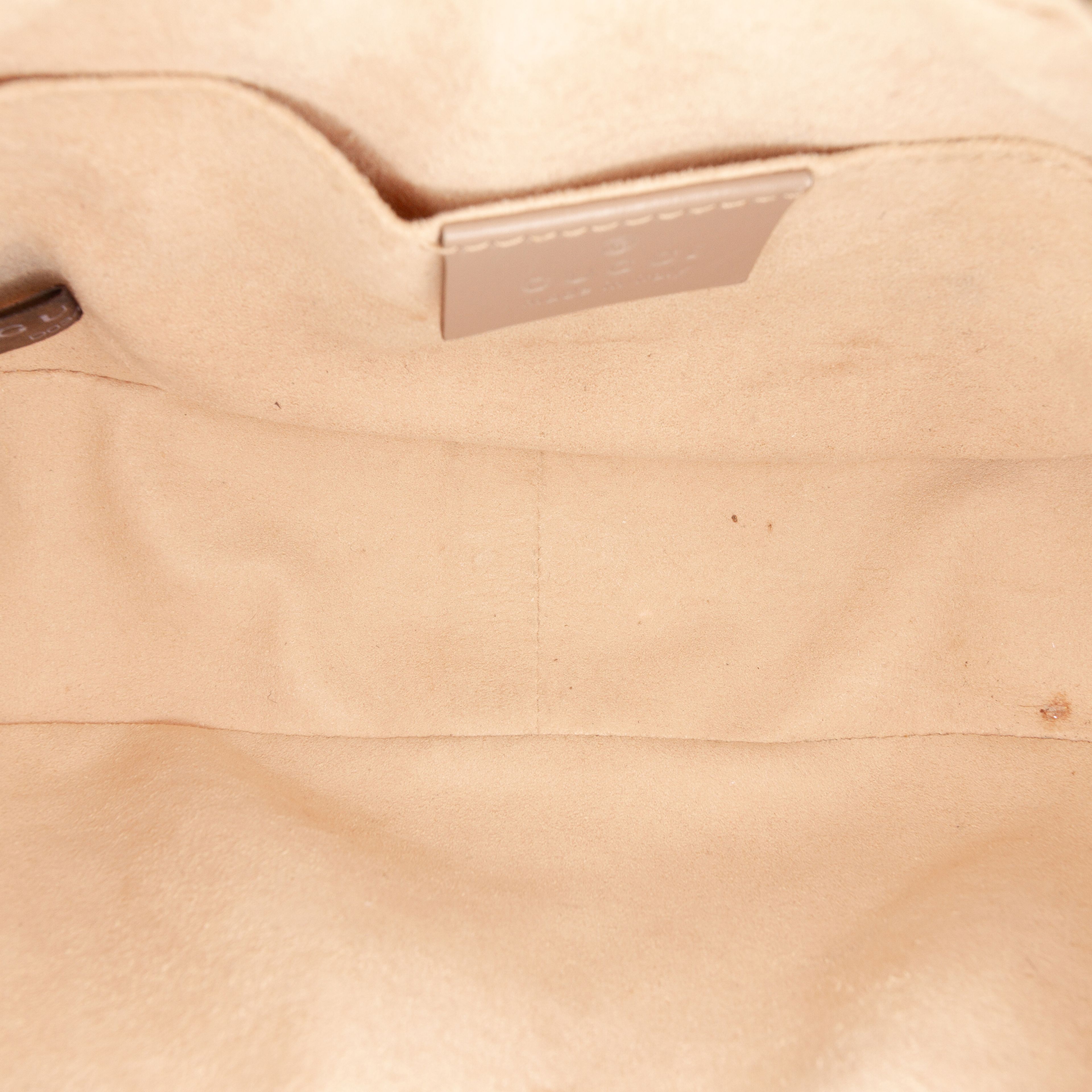 Gucci Mini Gg Marmont Matelasse Leather Crossbody, från Luxclusif, i färgen nude. Klicka för att öppna bilden i stort format