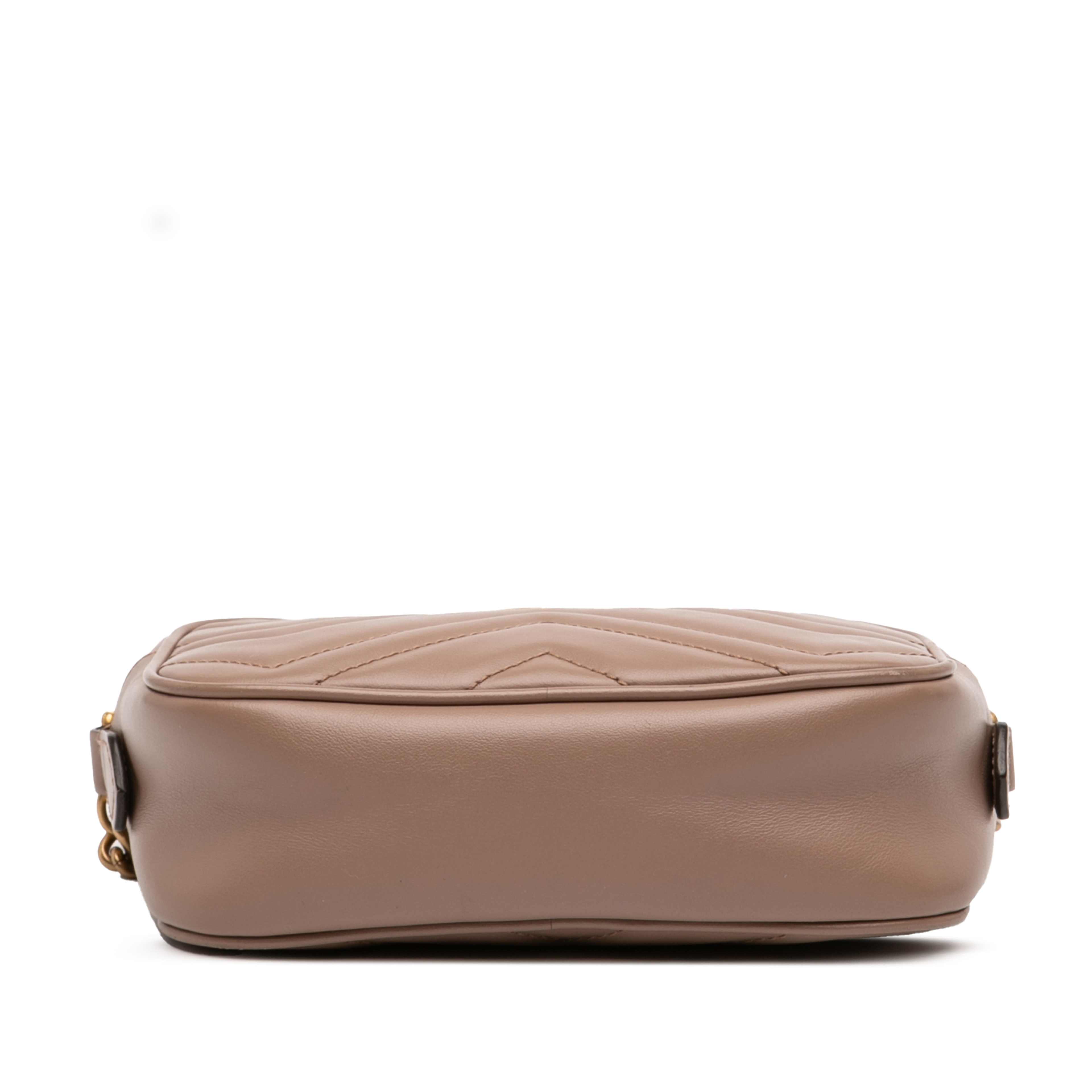 Gucci Mini Gg Marmont Matelasse Leather Crossbody, från Luxclusif, i färgen nude. Klicka för att öppna bilden i stort format