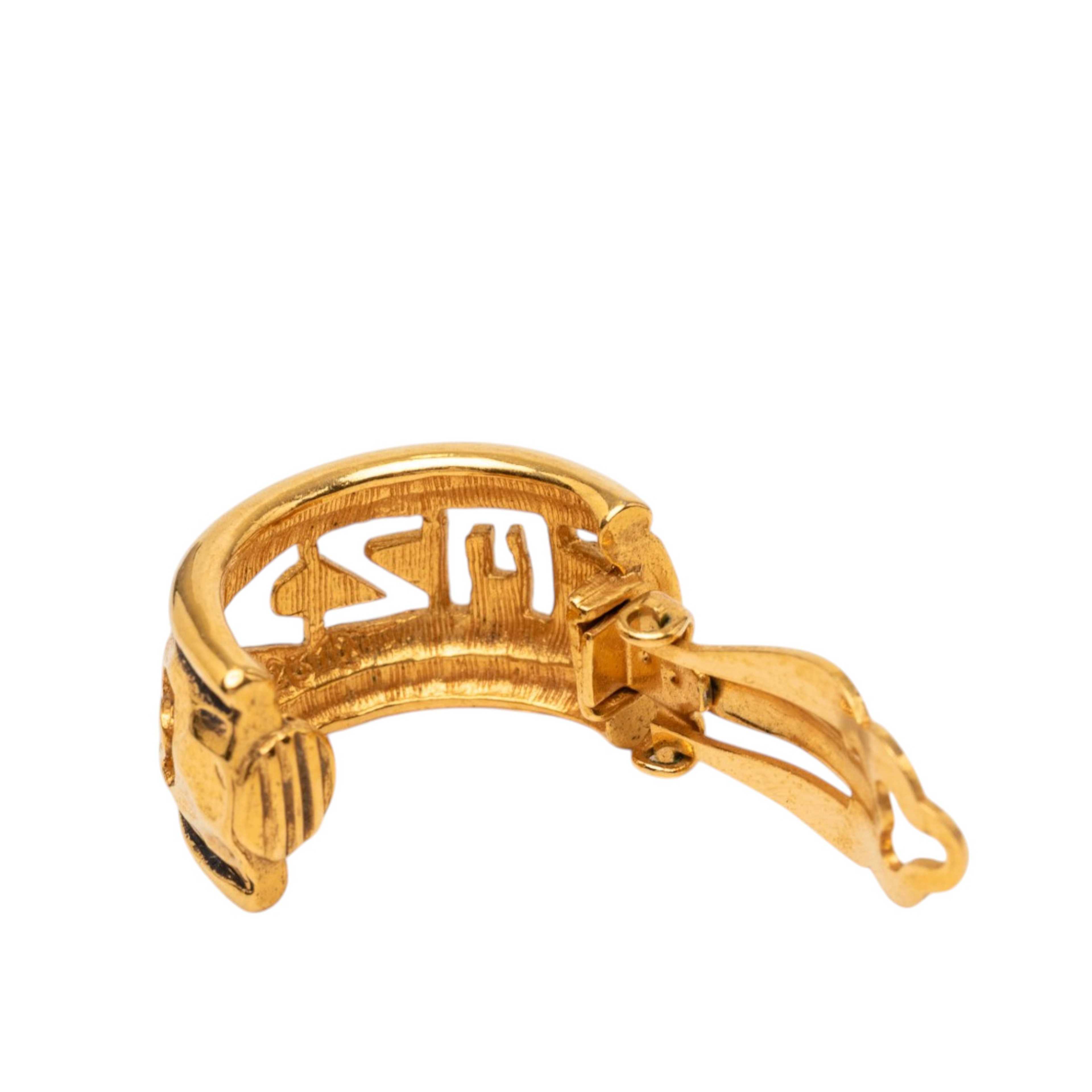 Chanel Gold Plated Logo Hoop Clip On Earrings, från Luxclusif, i färgen guld. Klicka för att öppna bilden i stort format