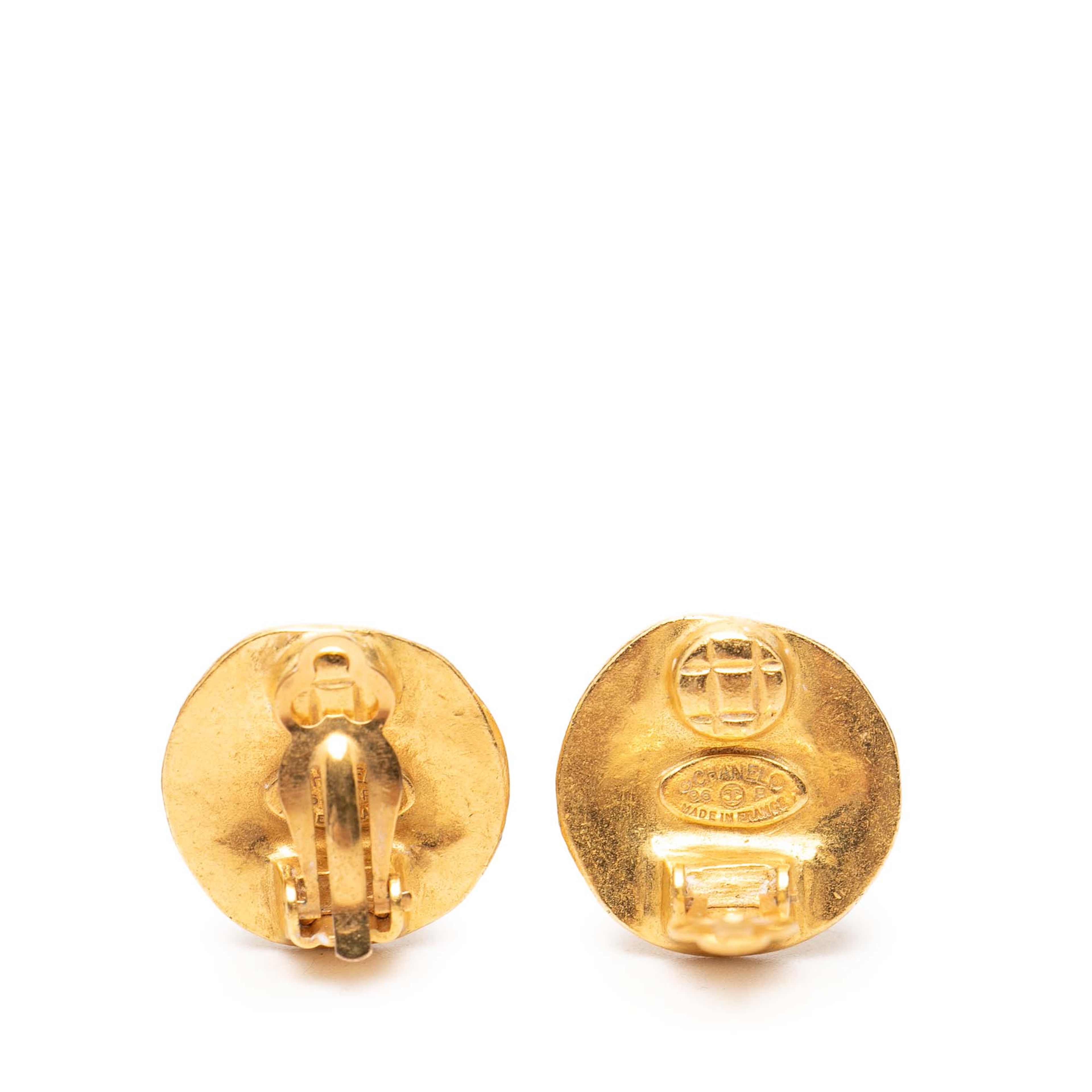 Chanel Cc Gold Plated Round Clip On Earrings, från Luxclusif, i färgen gold. Klicka för att öppna bilden i stort format