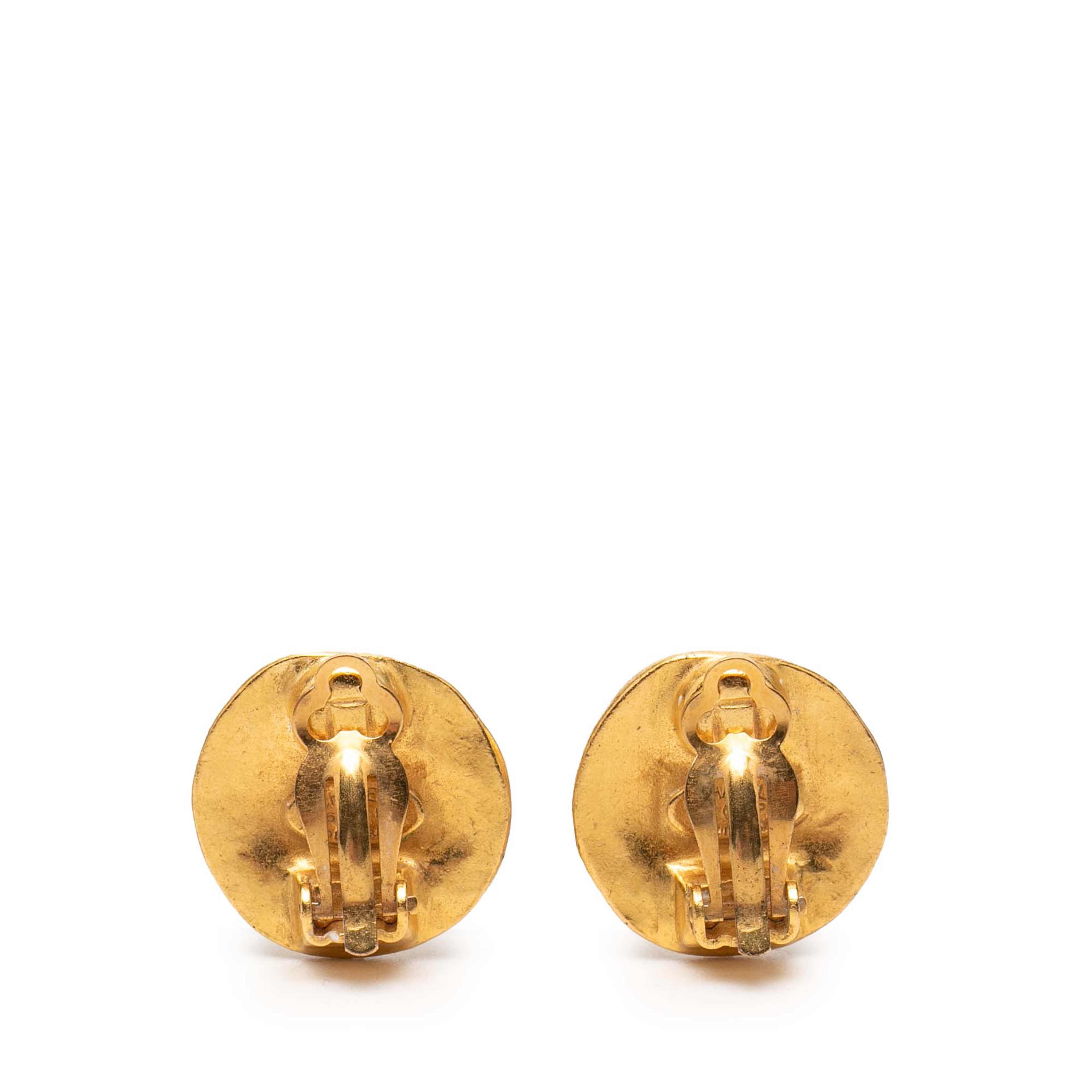 Chanel Cc Gold Plated Round Clip On Earrings, från Luxclusif, i färgen gold. Klicka för att öppna bilden i stort format