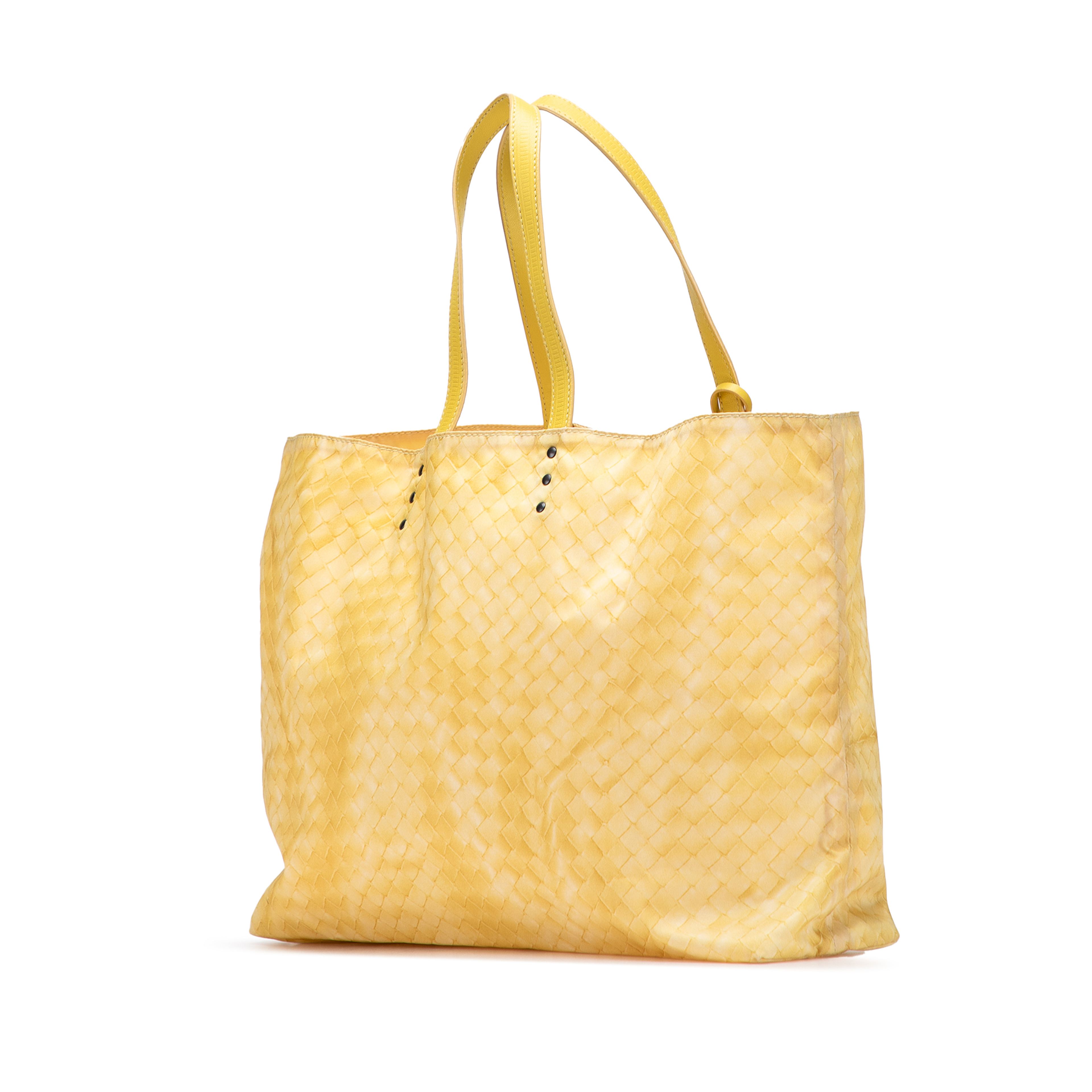 Bottega Veneta Nylon Intrecciolusion Tote, från Luxclusif, i färgen yellow. Klicka för att öppna bilden i stort format