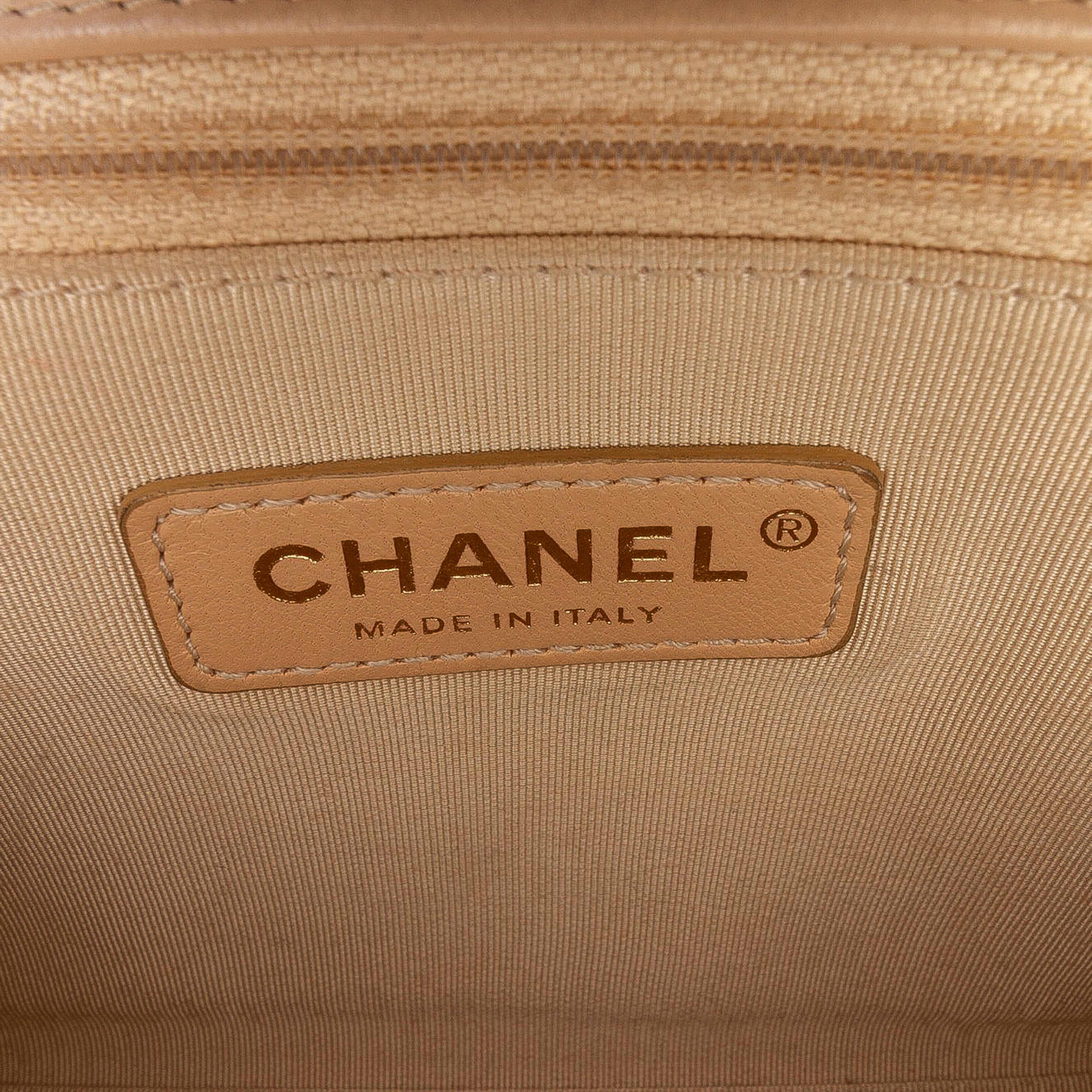 Chanel Medium Quilted Calfskin Label Click Flap, från Luxclusif, i färgen beige. Klicka för att öppna bilden i stort format