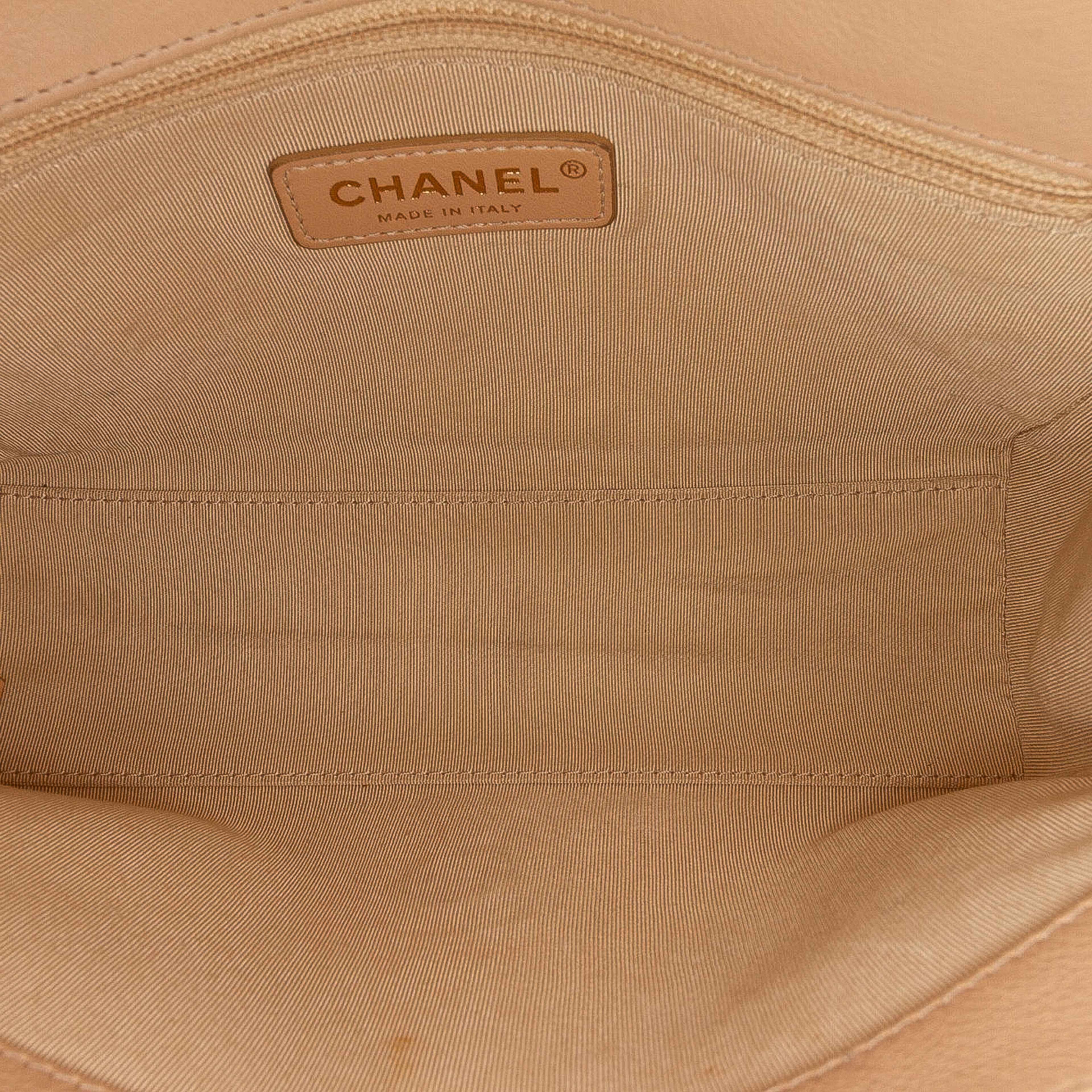 Chanel Medium Quilted Calfskin Label Click Flap, från Luxclusif, i färgen beige. Klicka för att öppna bilden i stort format