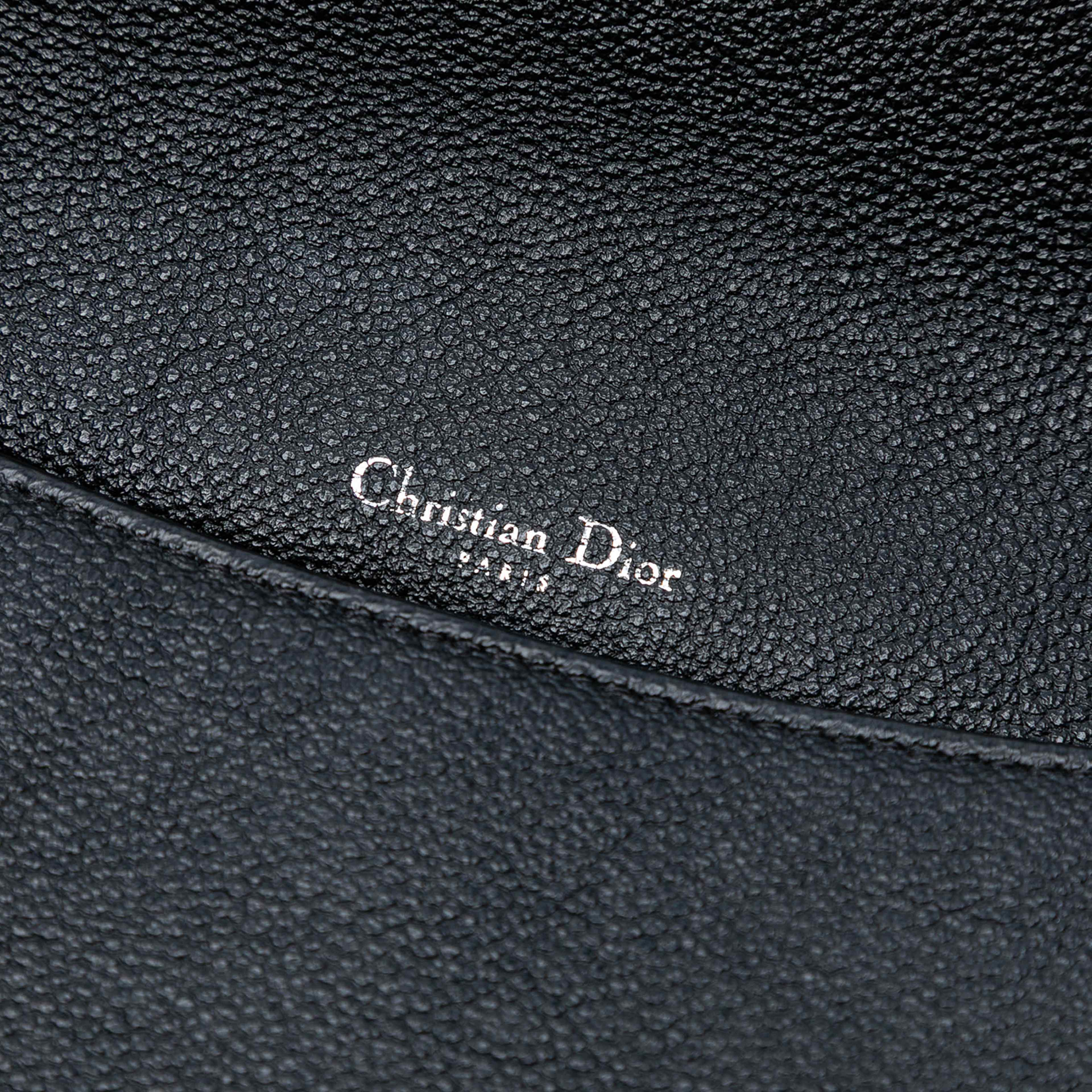 Dior Large Grained Calfskin Diorama Flap, från Luxclusif, i färgen black. Klicka för att öppna bilden i stort format