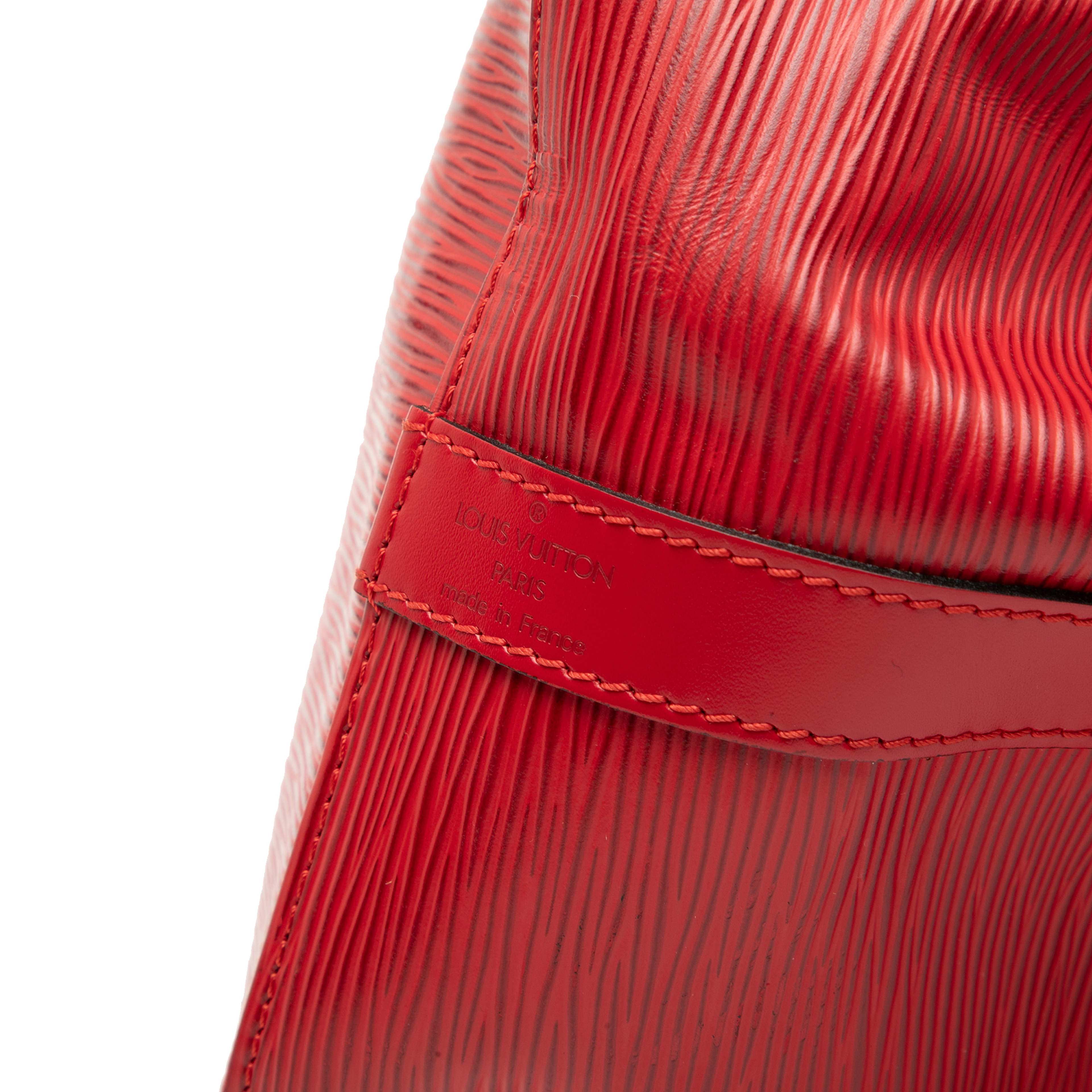 Louis Vuitton Epi Petit Noe, från Luxclusif, i färgen red. Klicka för att öppna bilden i stort format