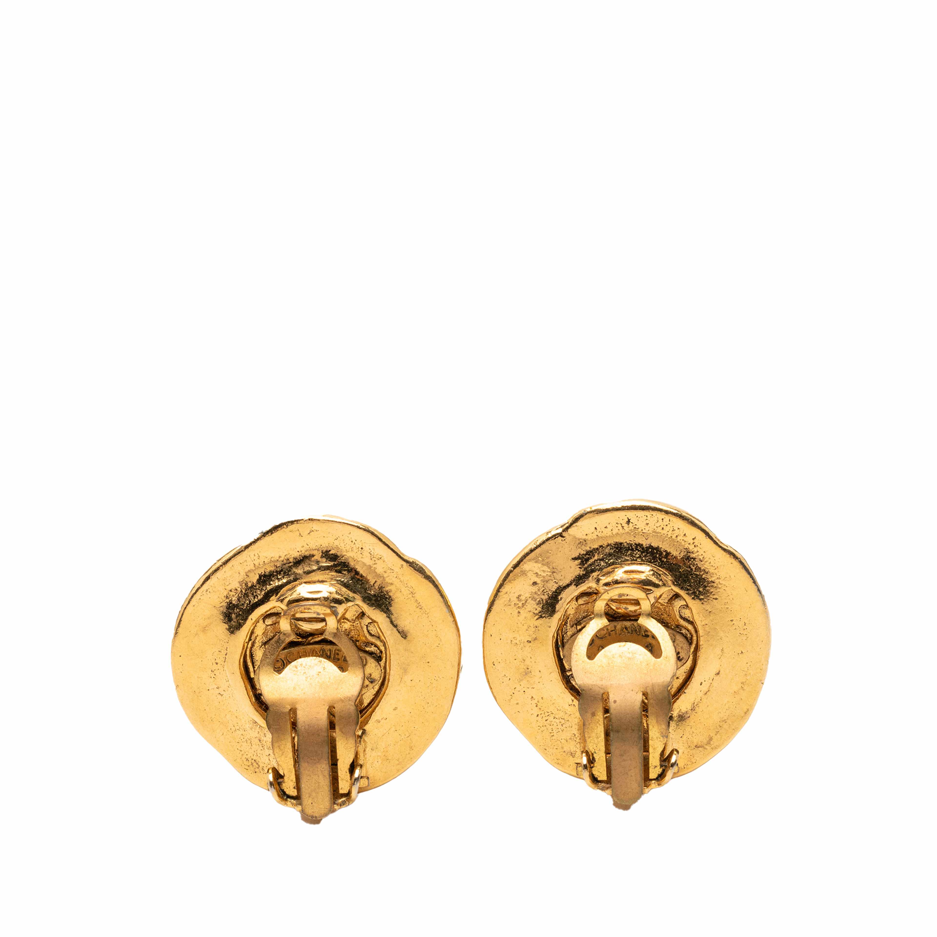 Chanel Cc Gold Plated Round Clip On Earrings, från Luxclusif, i färgen gold. Klicka för att öppna bilden i stort format