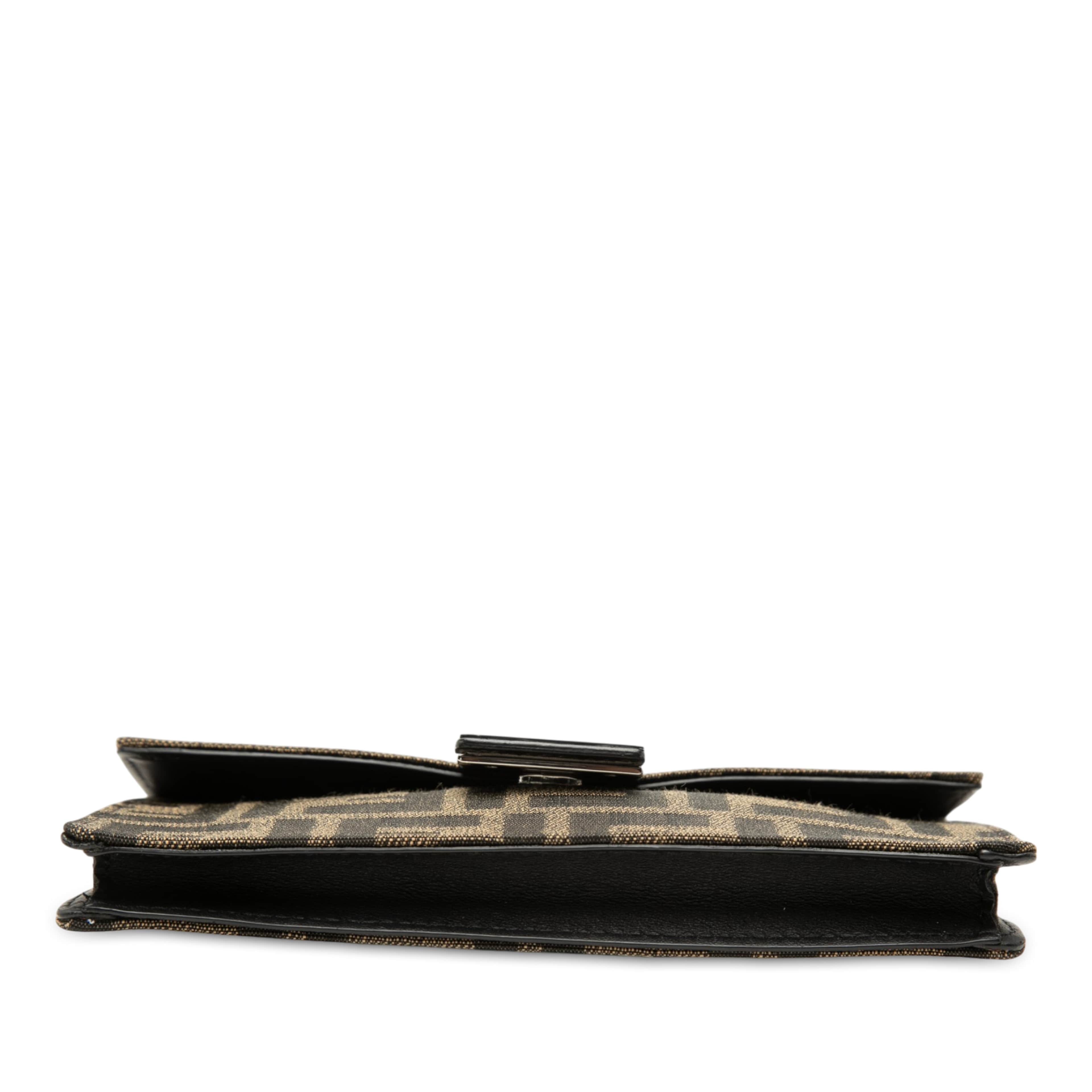 Fendi Zucca Canvas Convertible Baguette Pouch, från Luxclusif, i färgen brun. Klicka för att öppna bilden i stort format