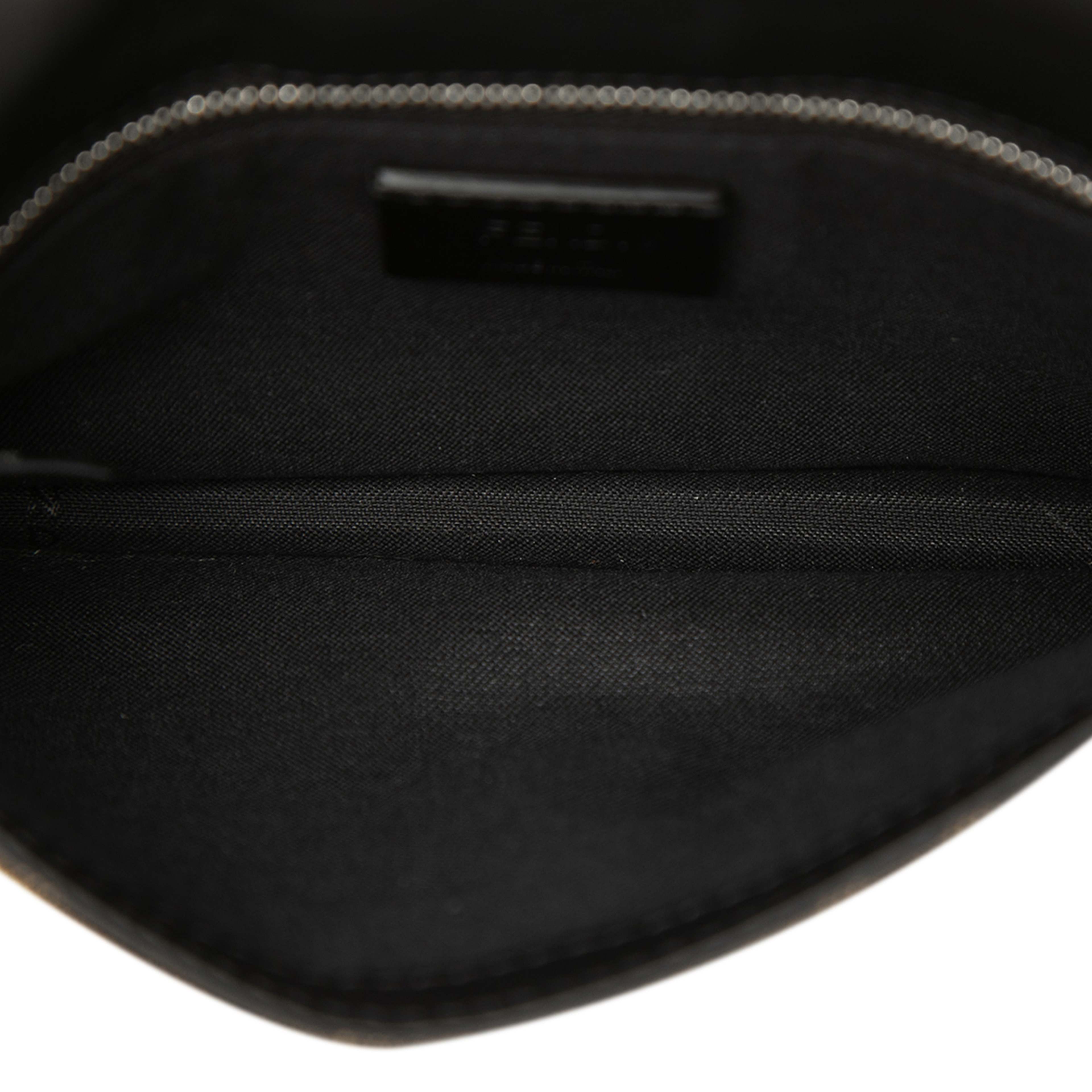 Fendi Zucca Canvas Convertible Baguette Pouch, från Luxclusif, i färgen brun. Klicka för att öppna bilden i stort format