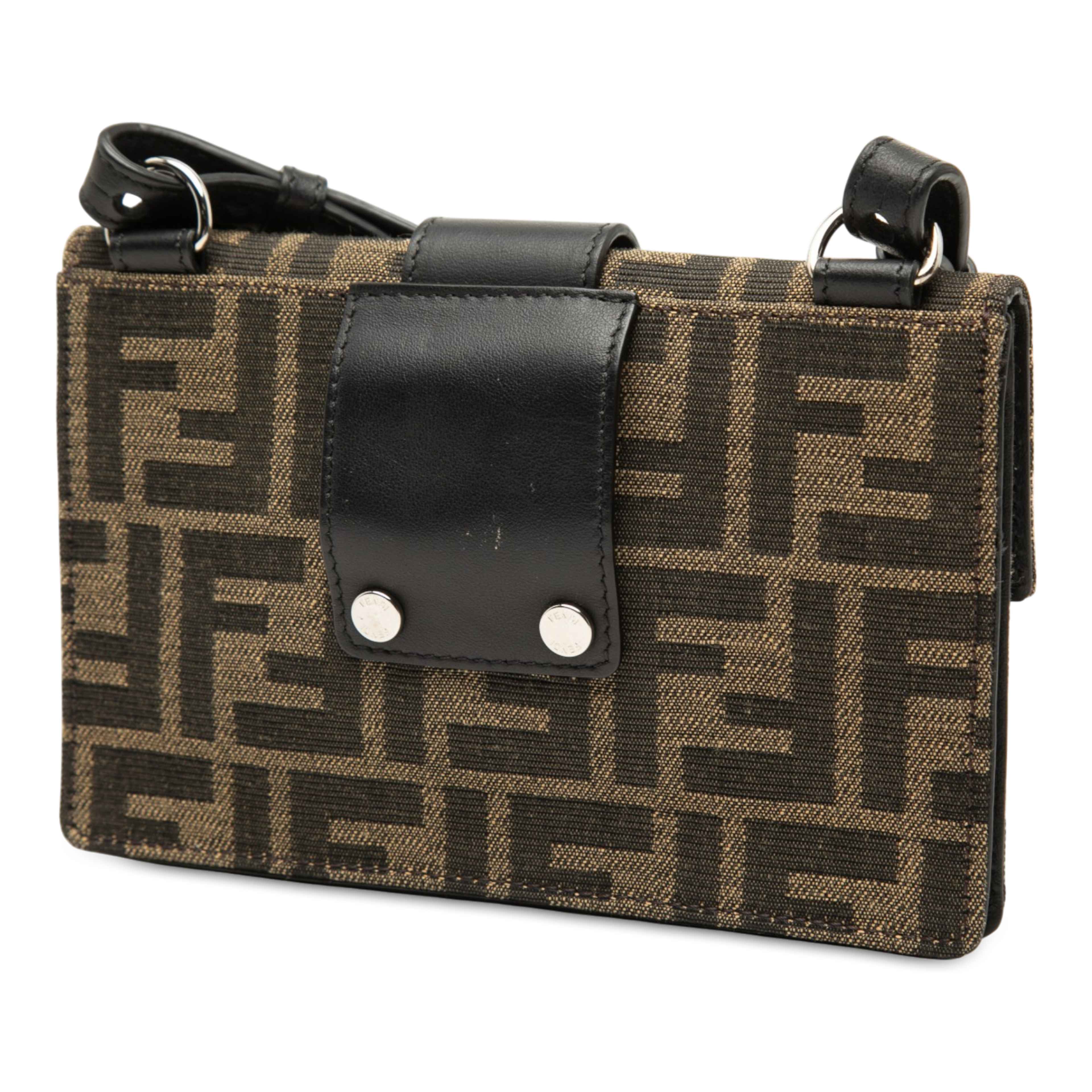 Fendi Zucca Canvas Convertible Baguette Pouch, från Luxclusif, i färgen brun. Klicka för att öppna bilden i stort format