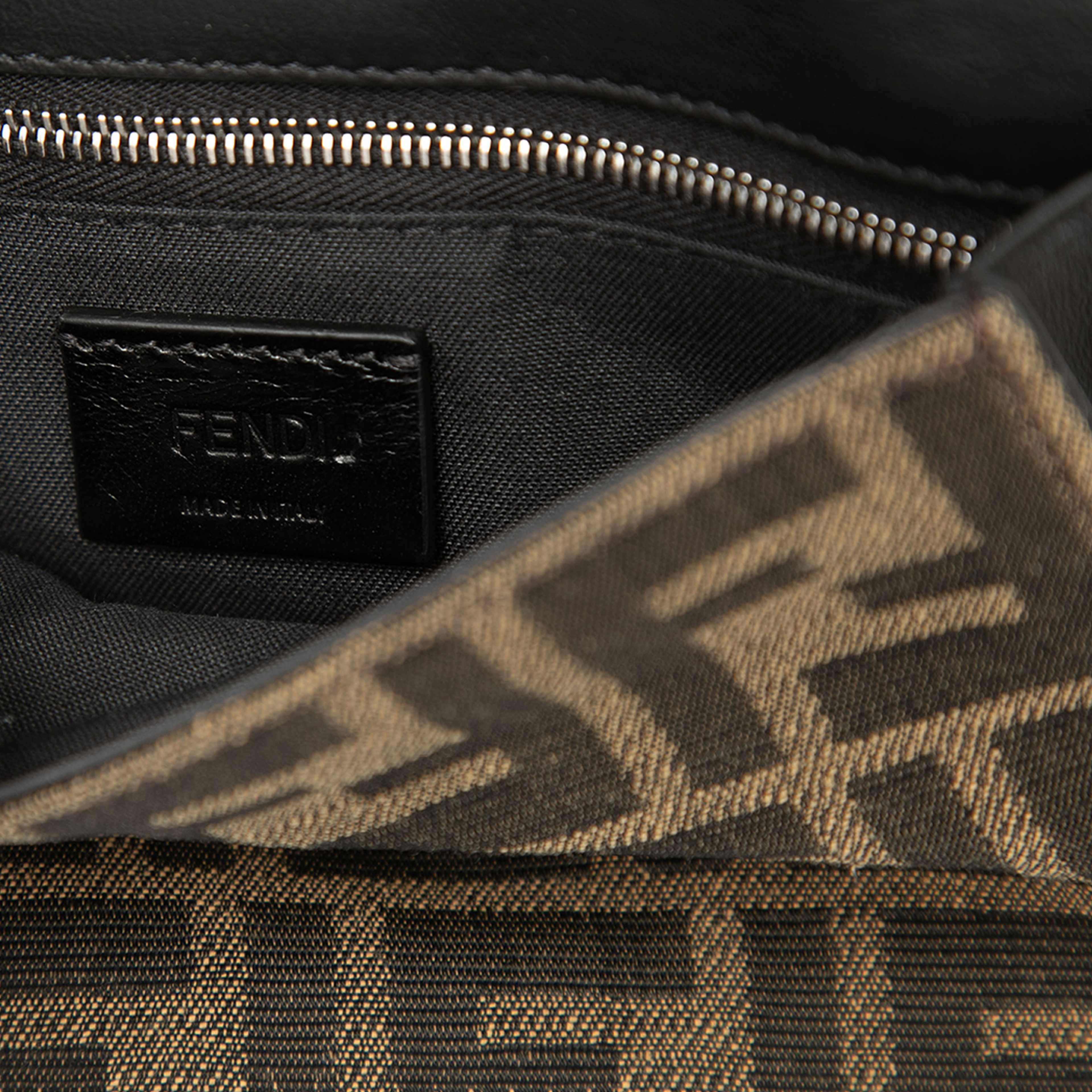 Fendi Zucca Canvas Convertible Baguette Pouch, från Luxclusif, i färgen brun. Klicka för att öppna bilden i stort format