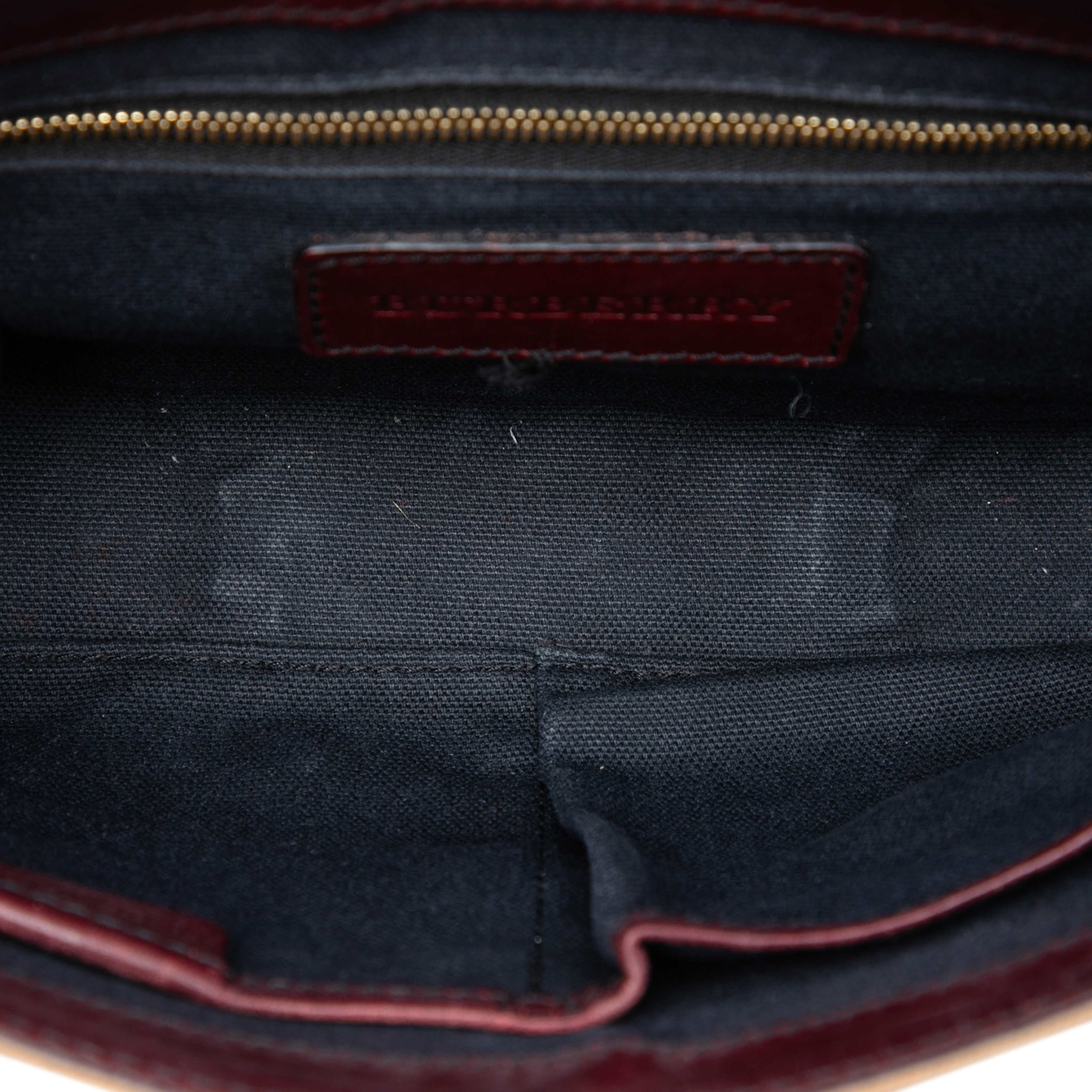 Burberry Leather And House Check Canvas Bridle Abbott Crossbody, från Luxclusif, i färgen red. Klicka för att öppna bilden i stort format