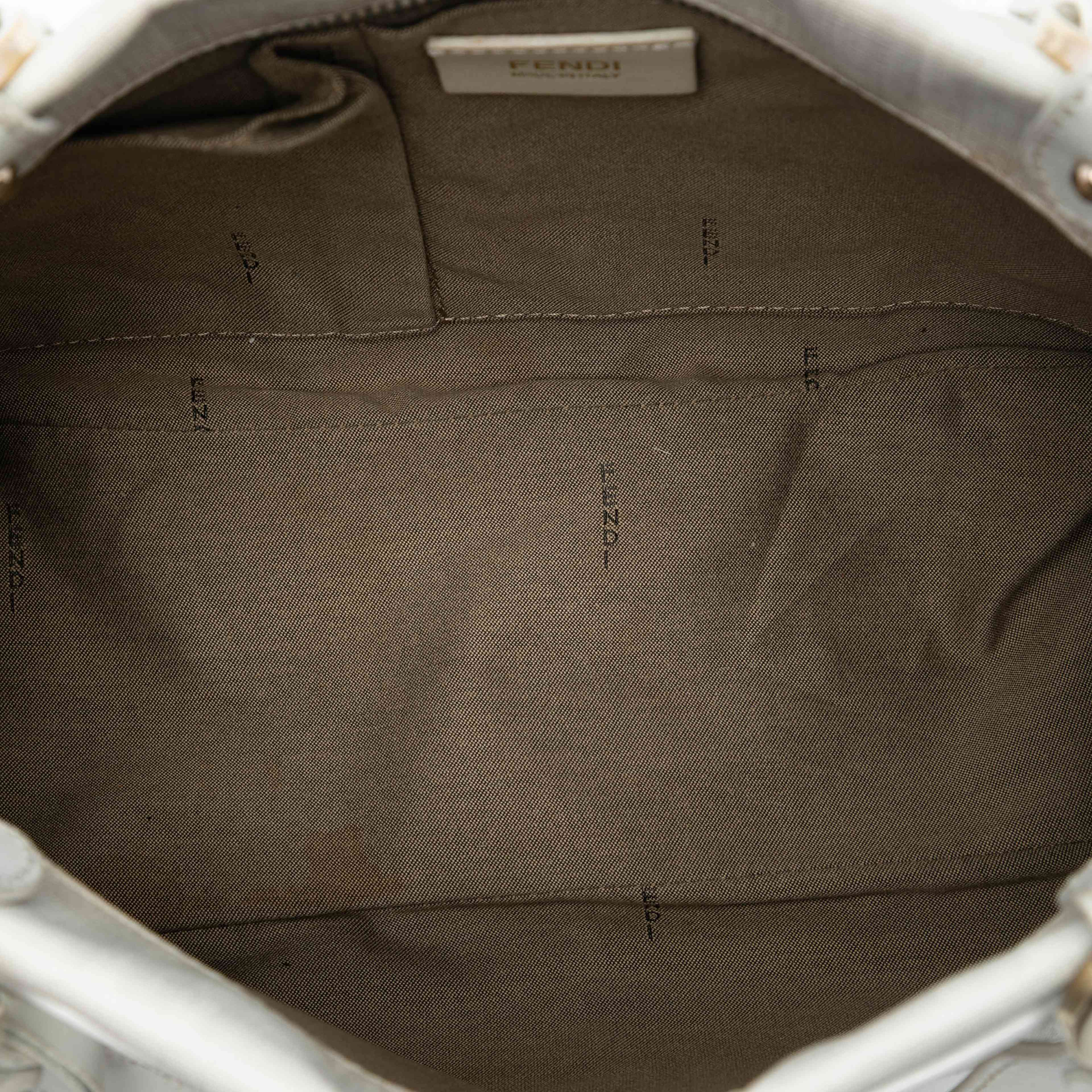 Fendi Medium Zucca Spalmati Chef Shopper Tote, från Luxclusif, i färgen white. Klicka för att öppna bilden i stort format