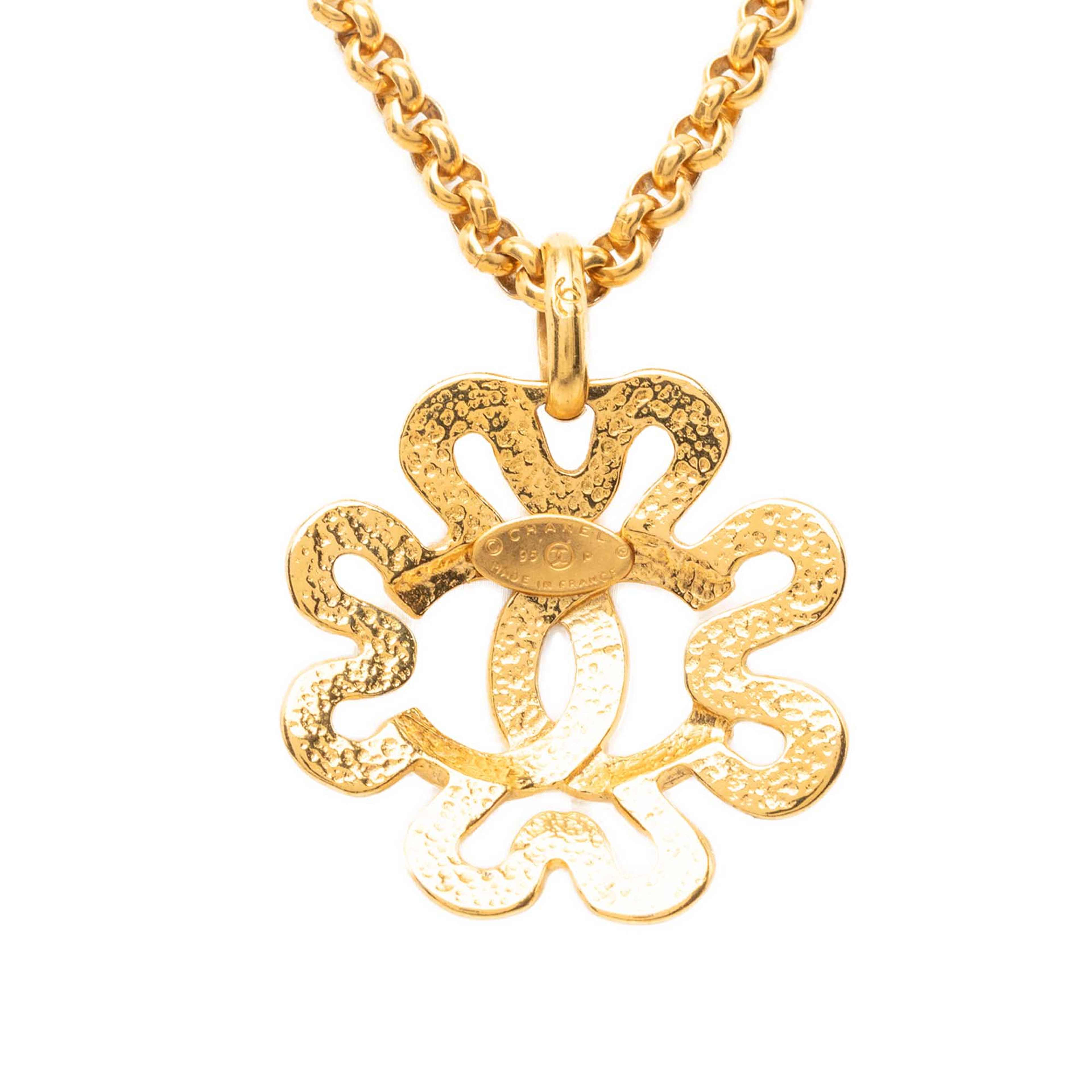 Chanel Cc Gold Plated Flower Pendant Necklace, från Luxclusif, i färgen guld. Klicka för att öppna bilden i stort format