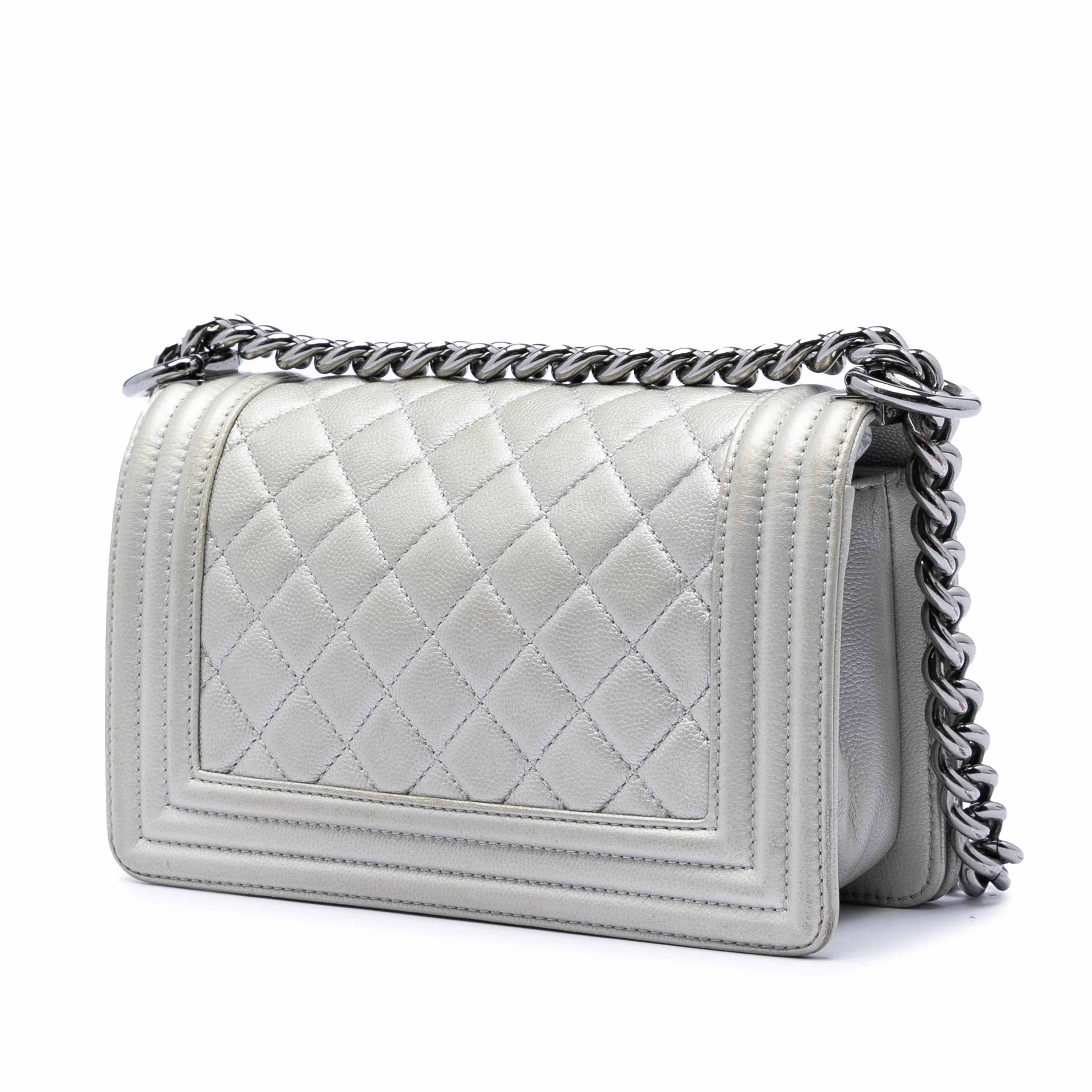 Chanel Small Quilted Metallic Caviar Boy Flap, från Luxclusif, i färgen silver. Klicka för att öppna bilden i stort format