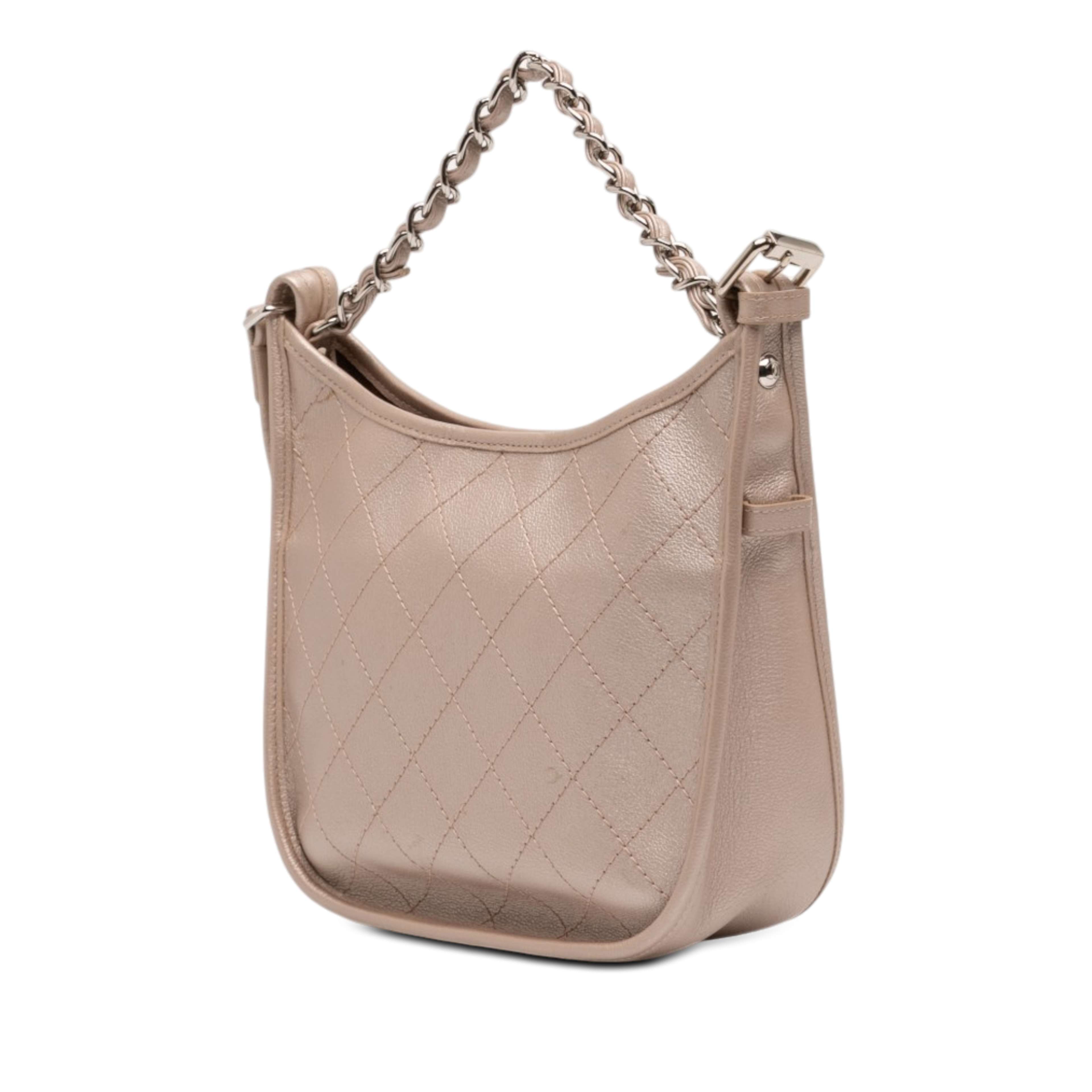 Chanel Small Quilted Metallic Calfskin Jungle Stroll Hobo, från Luxclusif, i färgen rosa. Klicka för att öppna bilden i stort format