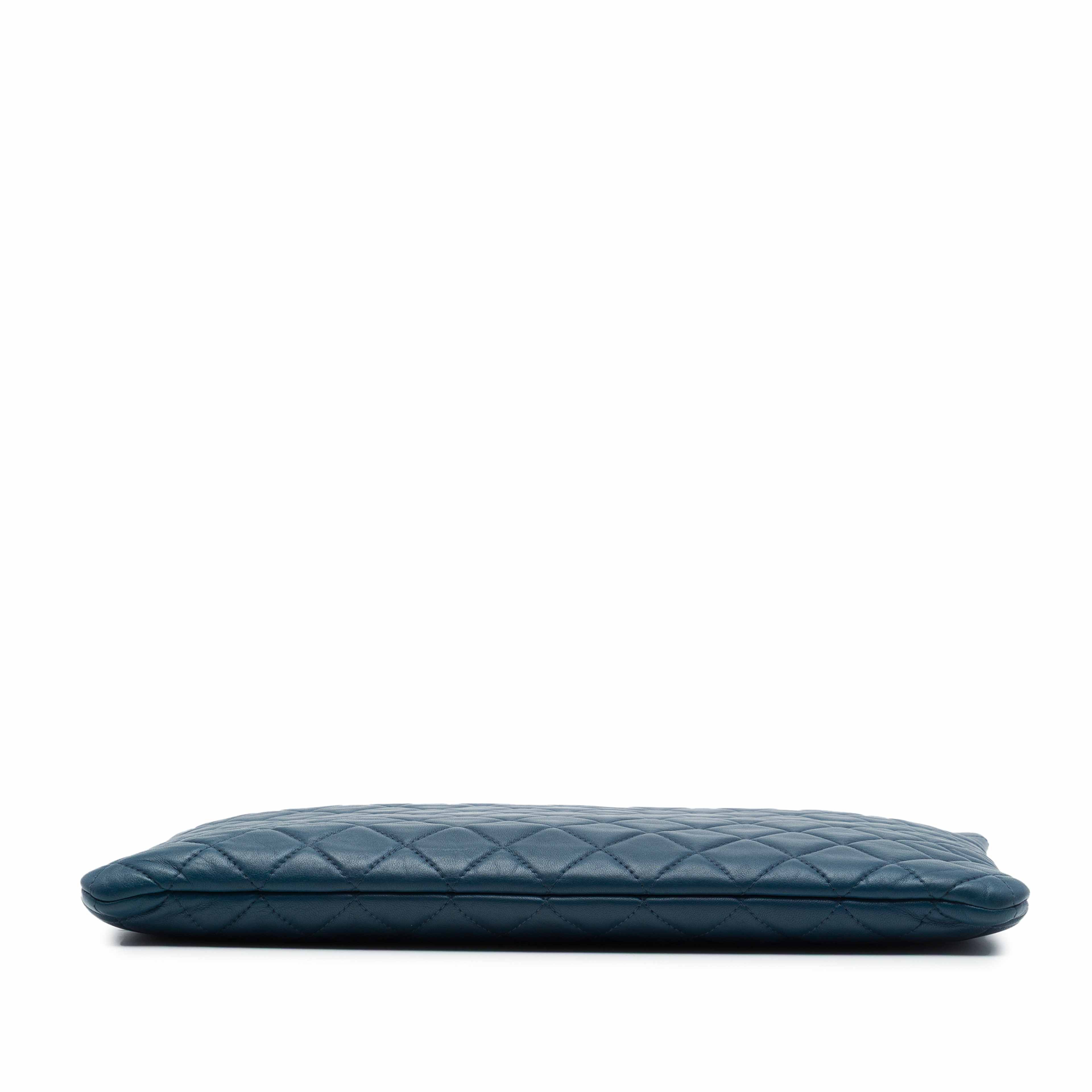 Chanel Large Quilted Lambskin O Case Clutch, från Luxclusif, i färgen blå. Klicka för att öppna bilden i stort format