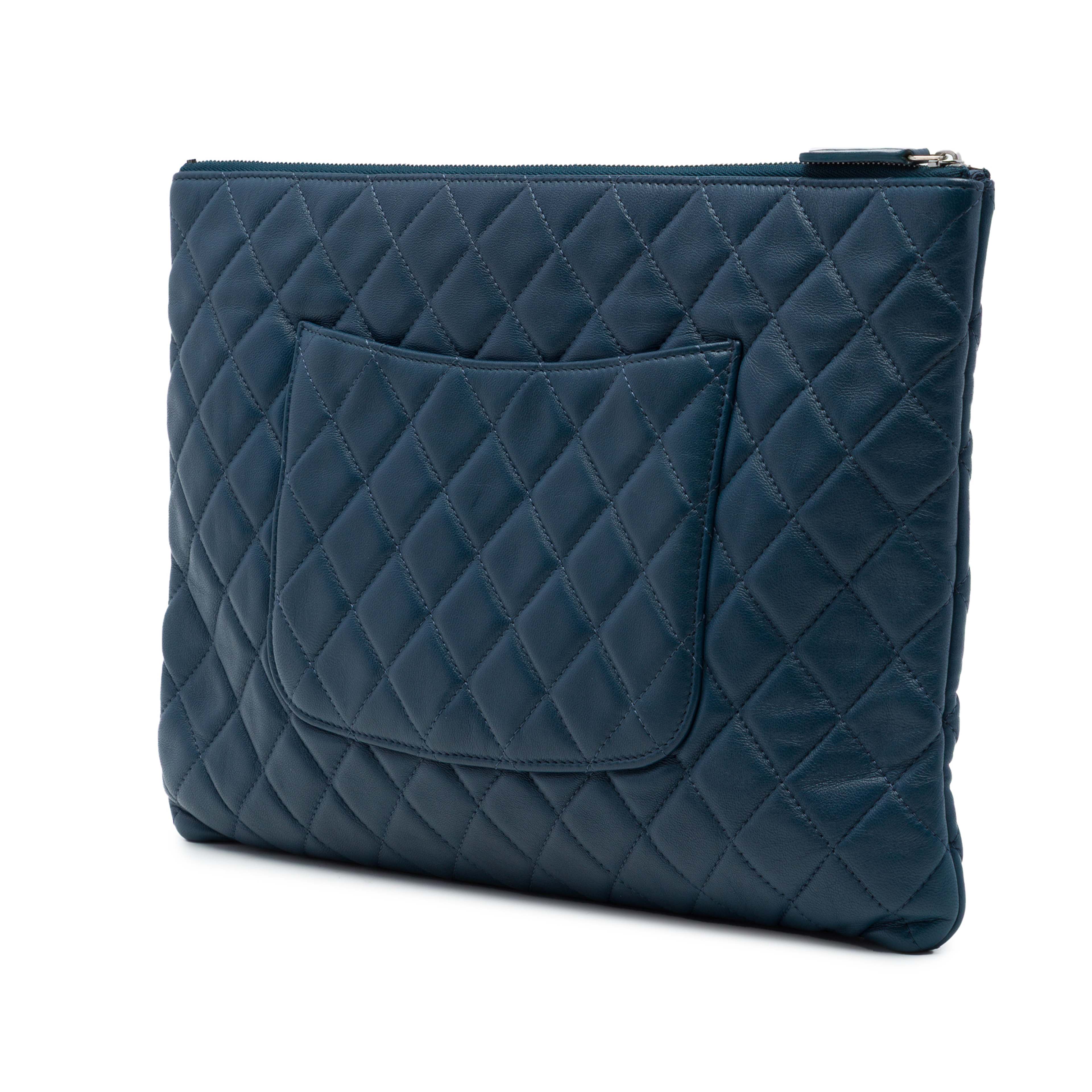 Chanel Large Quilted Lambskin O Case Clutch, från Luxclusif, i färgen blå. Klicka för att öppna bilden i stort format