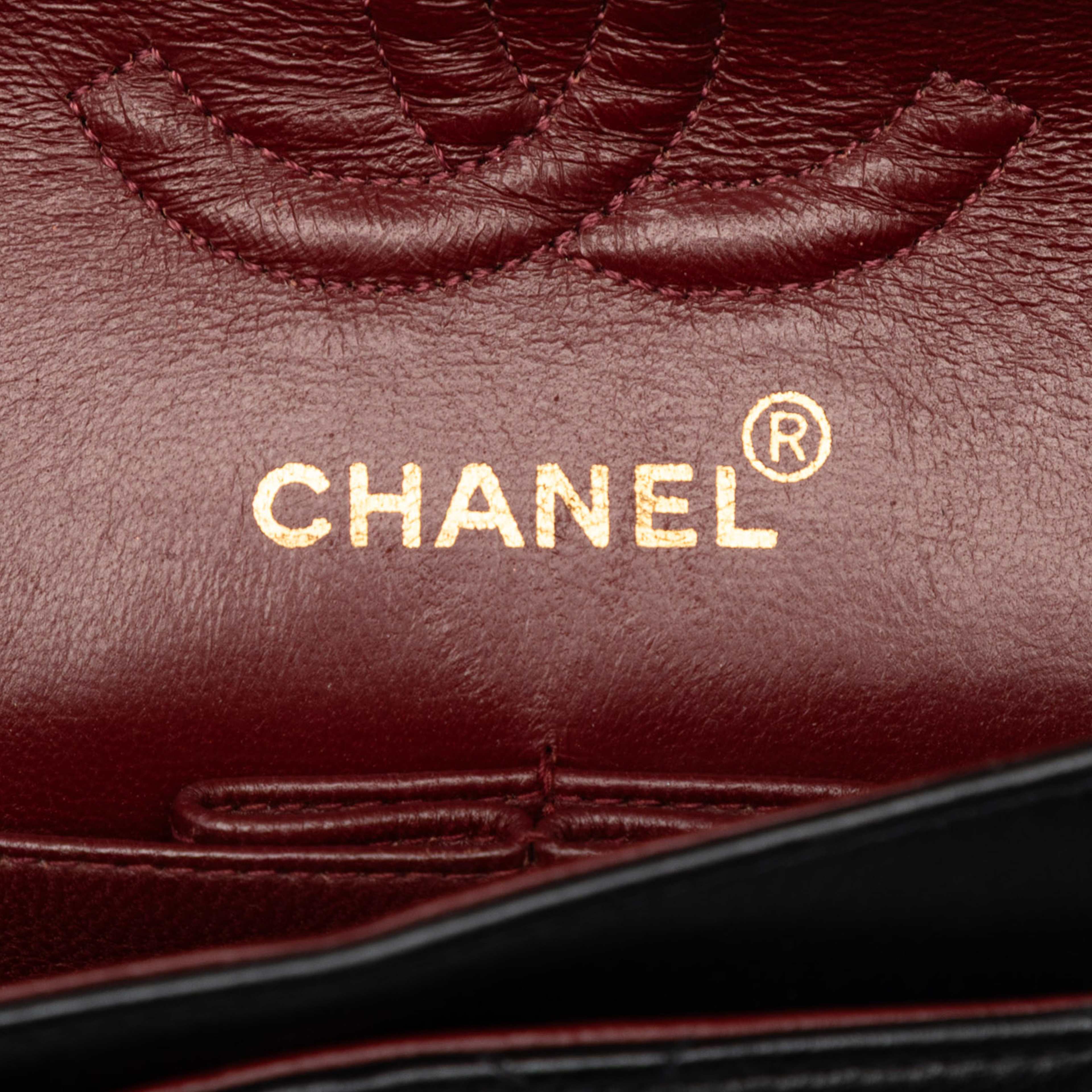 Chanel Small Classic Lambskin Double Flap, från Luxclusif, i färgen black. Klicka för att öppna bilden i stort format