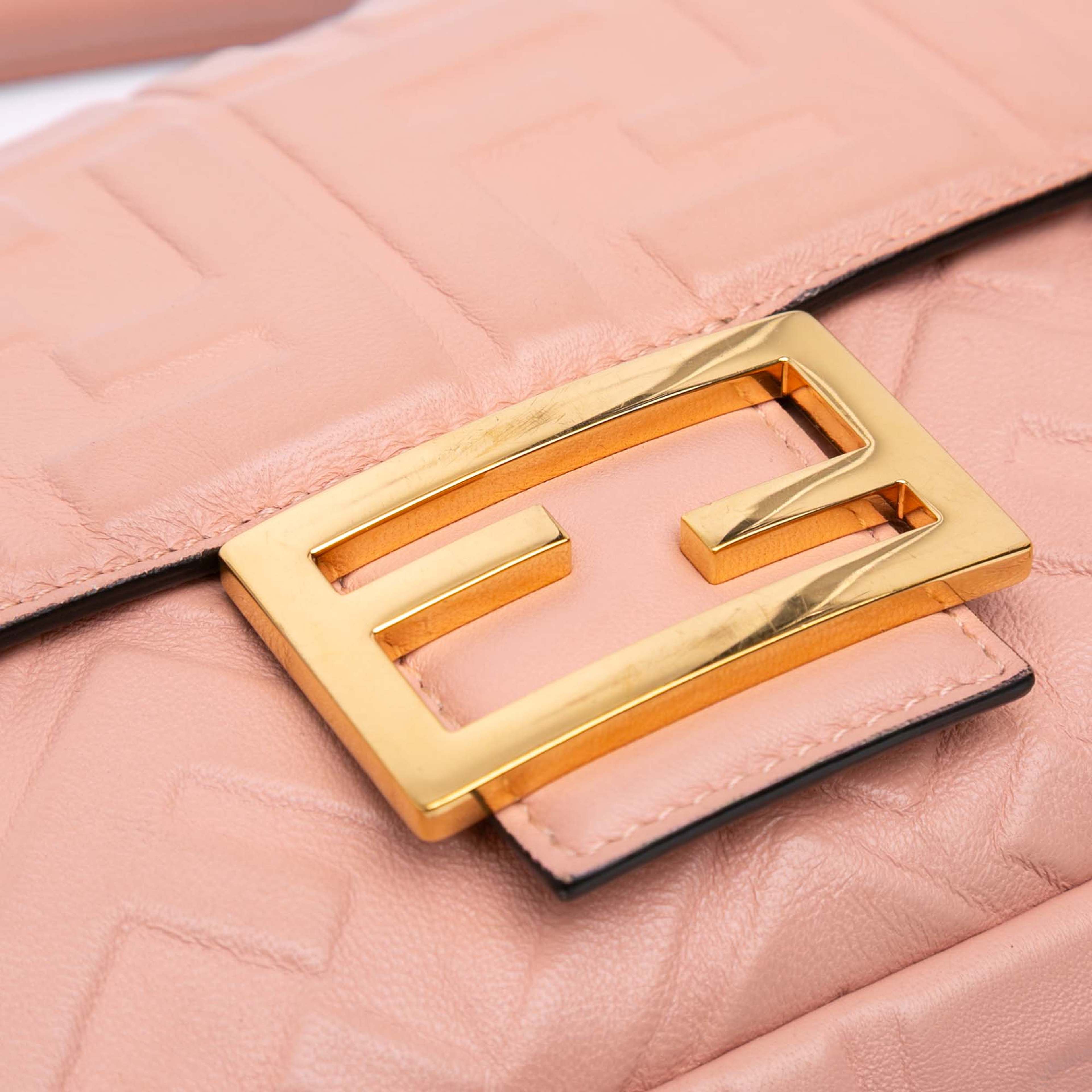 Fendi Medium Leather Embossed Ff Baguette Satchel, från Luxclusif, i färgen salmon. Klicka för att öppna bilden i stort format