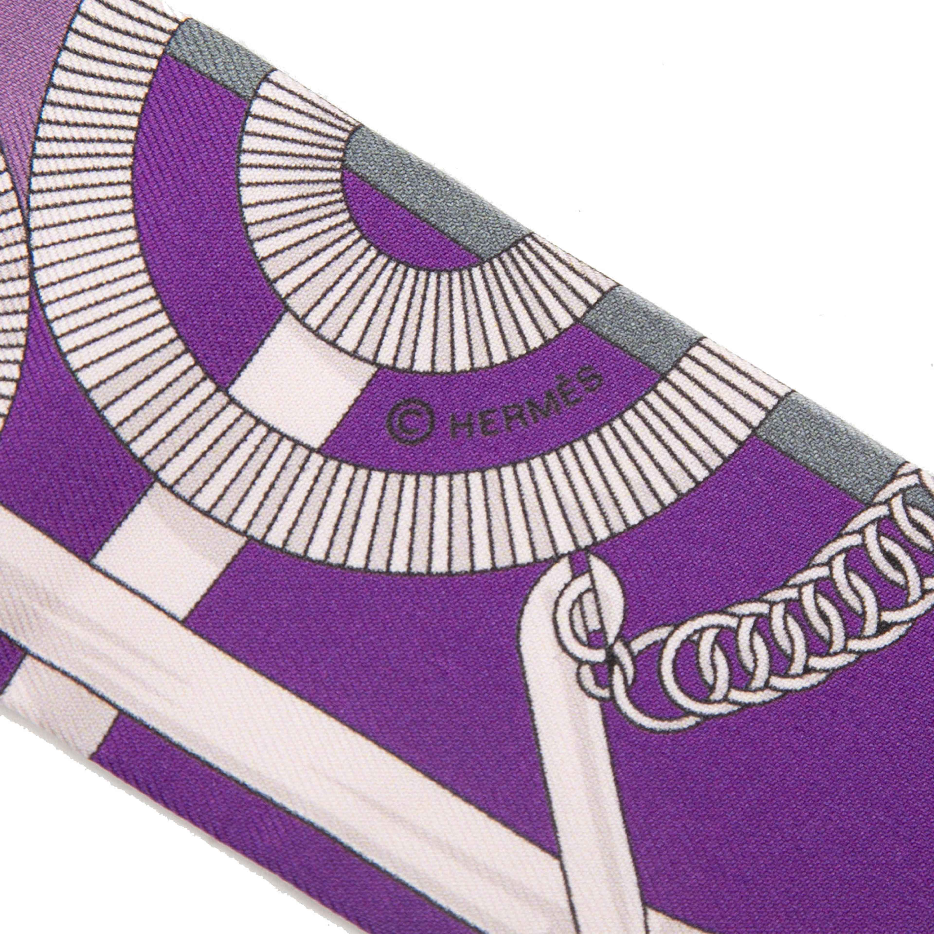 Hermès Eperon D Or Silk Twilly Scarf, från Luxclusif, i färgen lavender. Klicka för att öppna bilden i stort format