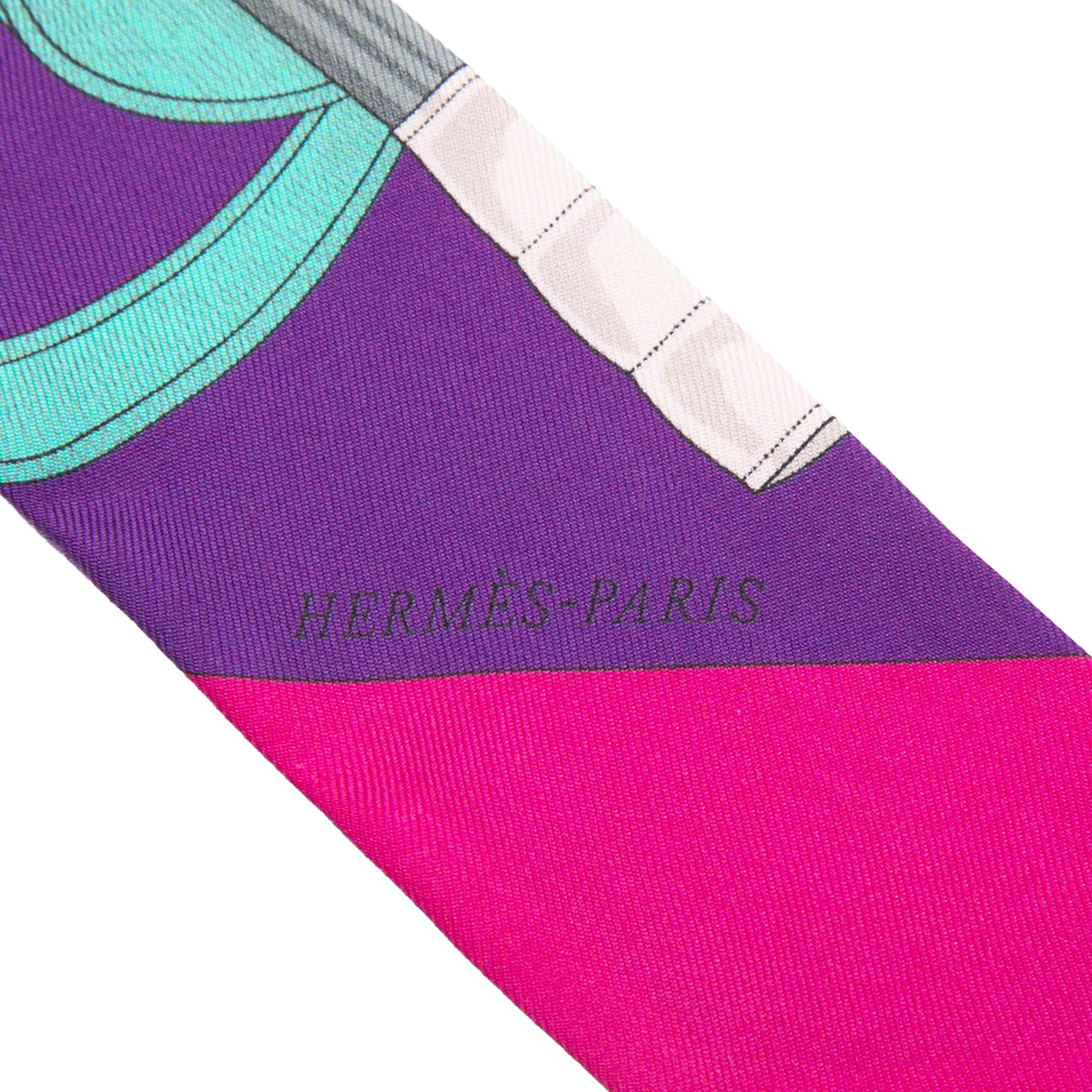 Hermès Eperon D Or Silk Twilly Scarf, från Luxclusif, i färgen lavender. Klicka för att öppna bilden i stort format