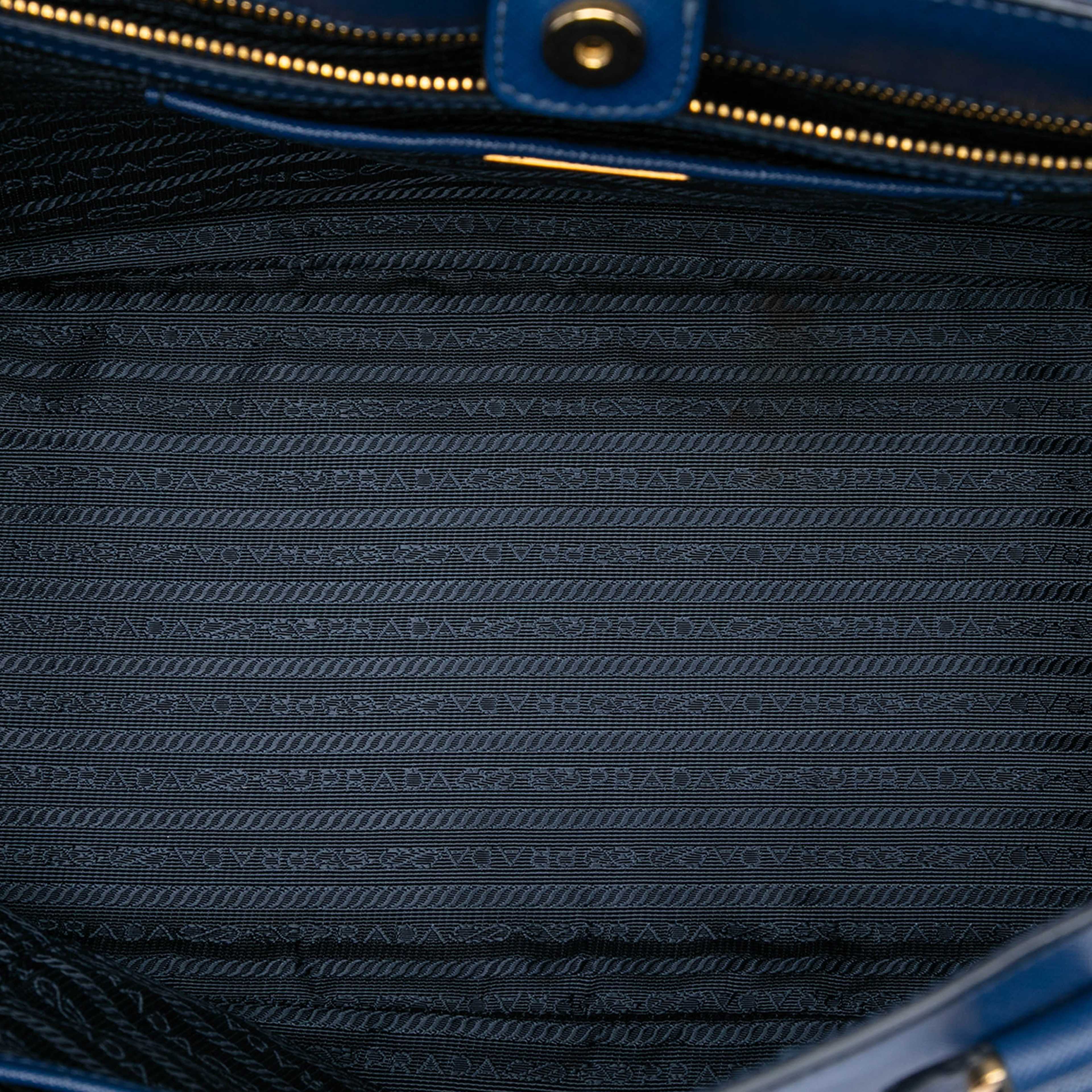 Prada Large Saffiano Lux Galleria Satchel, från Luxclusif, i färgen blue. Klicka för att öppna bilden i stort format