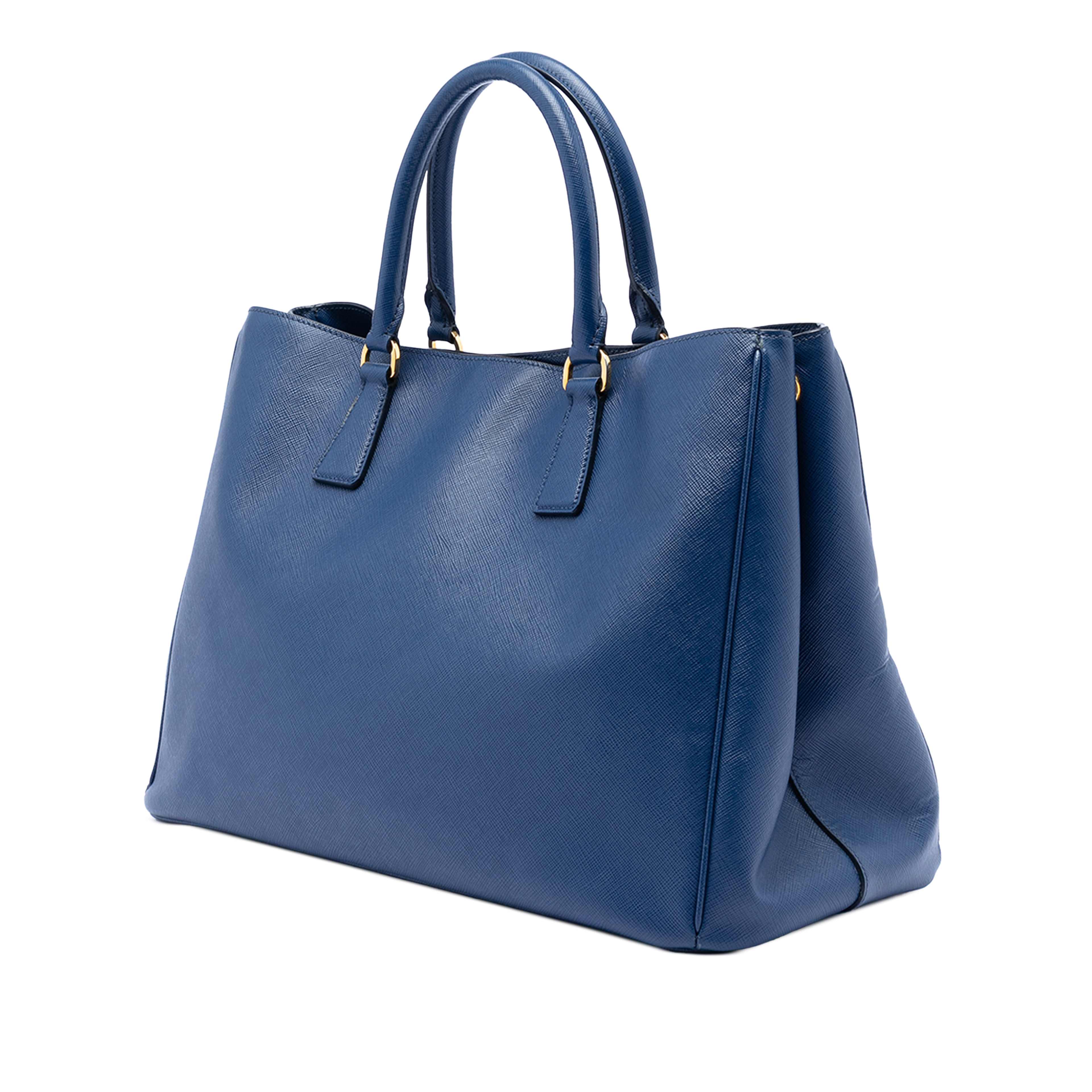 Prada Large Saffiano Lux Galleria Satchel, från Luxclusif, i färgen blå. Klicka för att öppna bilden i stort format