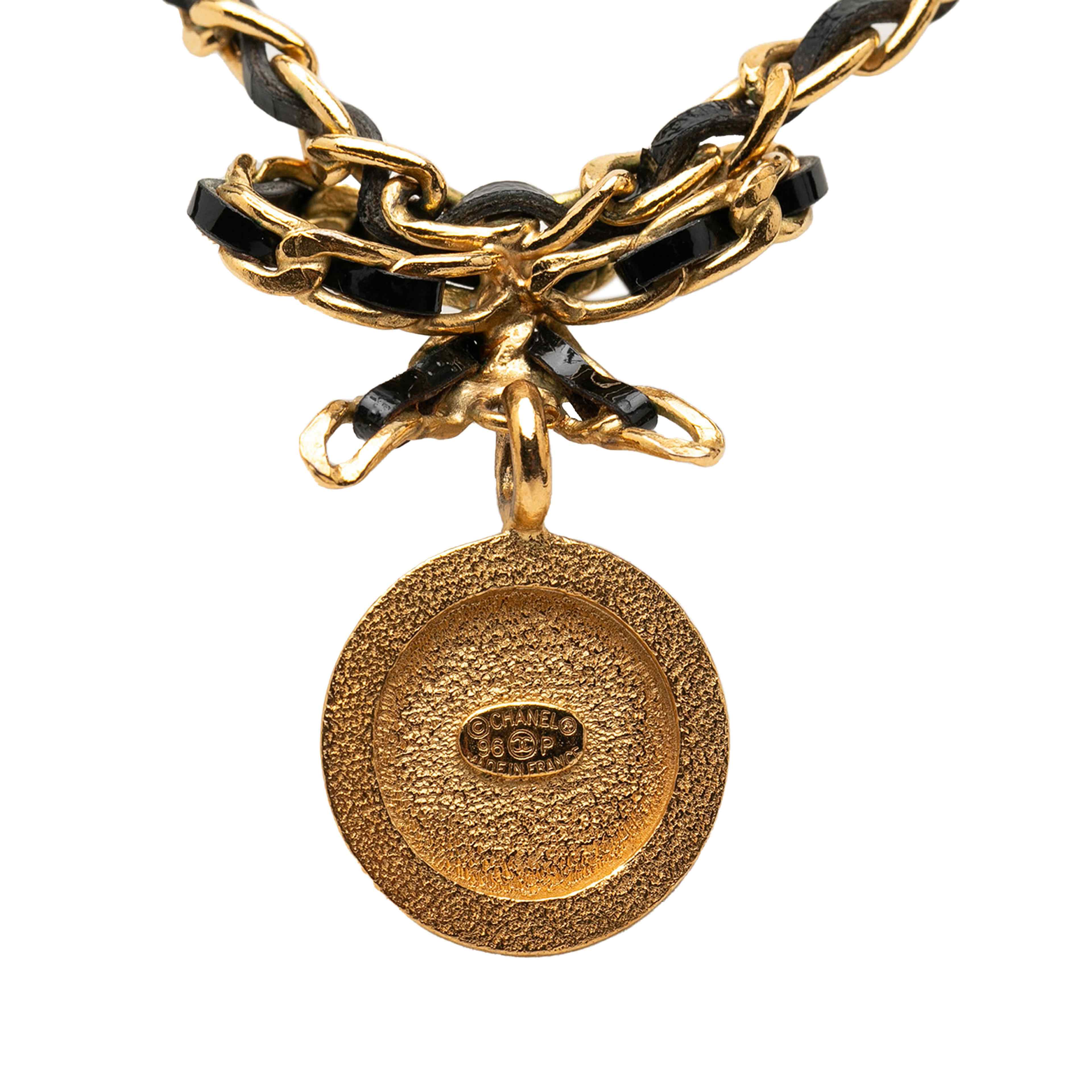 Chanel Leather And Gold Plated Medallion Bow Pendant Necklace, från Luxclusif, i färgen gold. Klicka för att öppna bilden i stort format