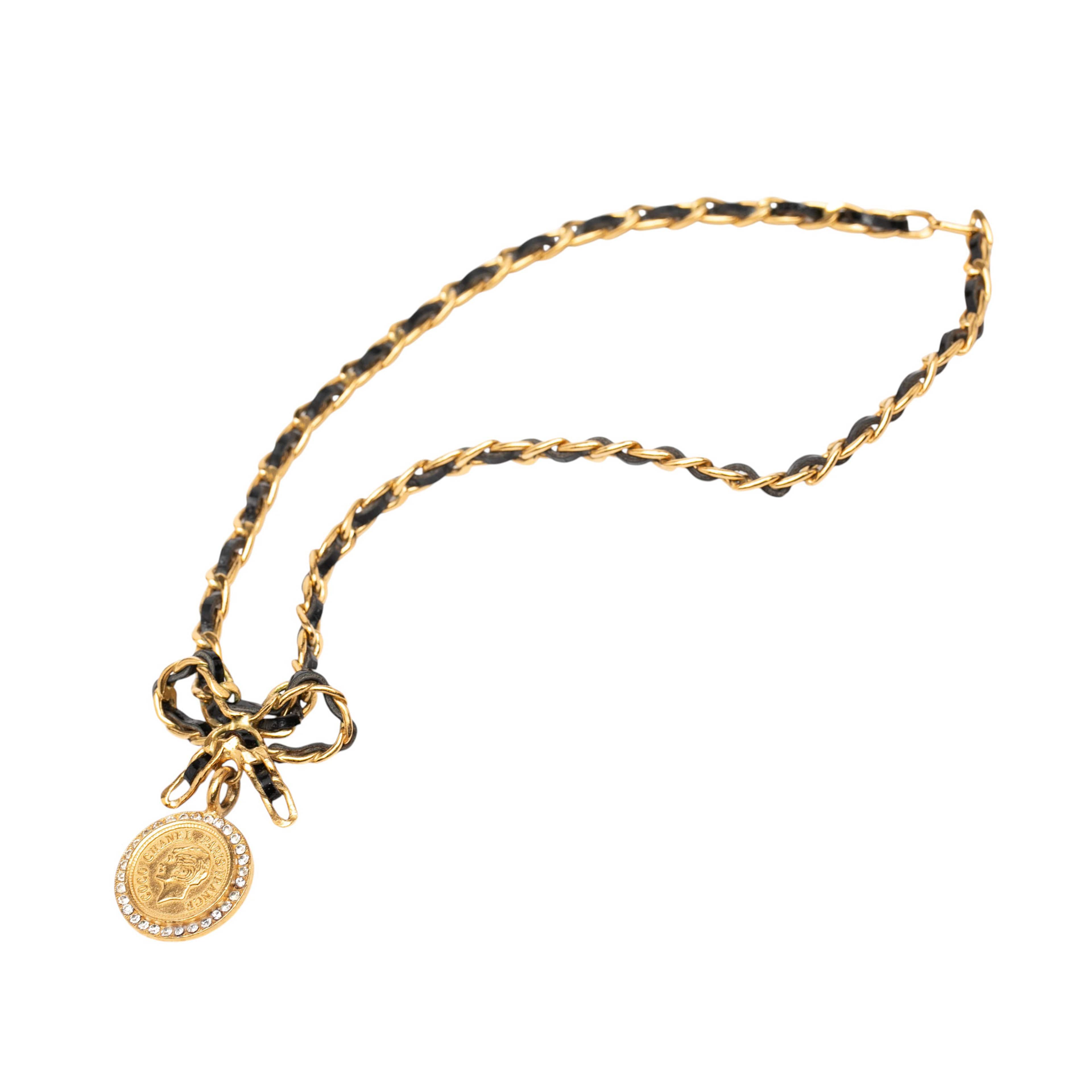 Chanel Leather And Gold Plated Medallion Bow Pendant Necklace, från Luxclusif, i färgen gold. Klicka för att öppna bilden i stort format