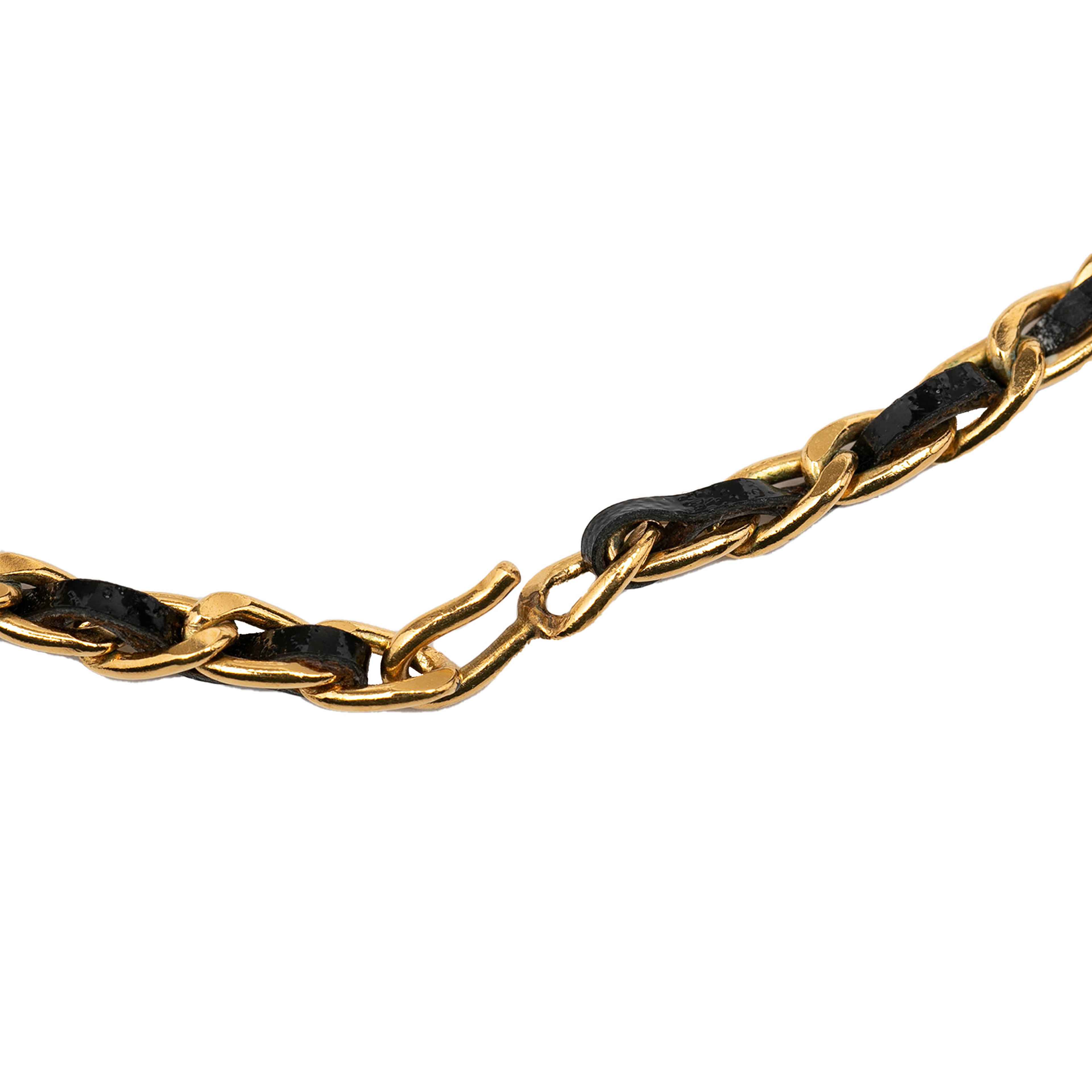 Chanel Leather And Gold Plated Medallion Bow Pendant Necklace, från Luxclusif, i färgen gold. Klicka för att öppna bilden i stort format