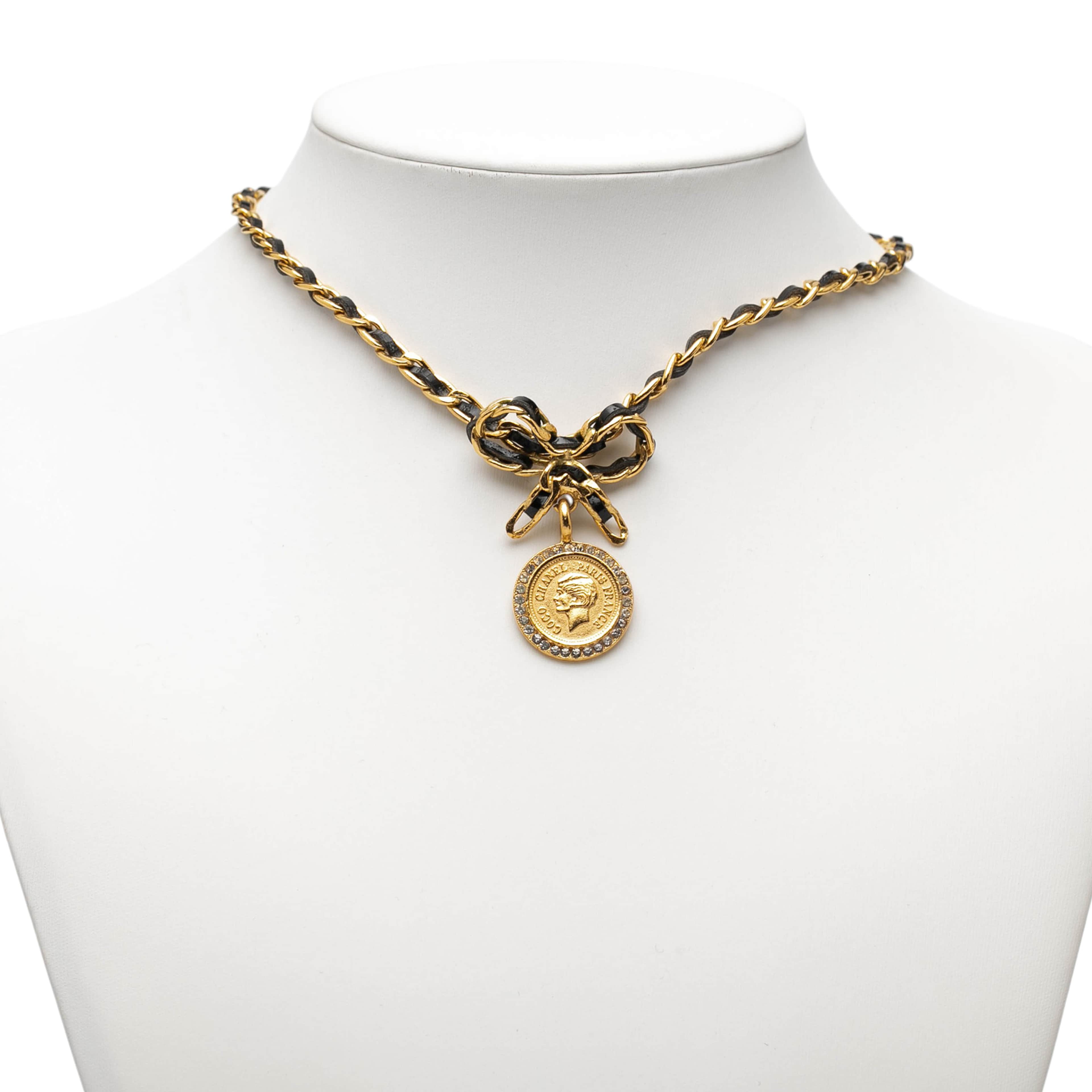 Chanel Leather And Gold Plated Medallion Bow Pendant Necklace, från Luxclusif, i färgen gold. Klicka för att öppna bilden i stort format