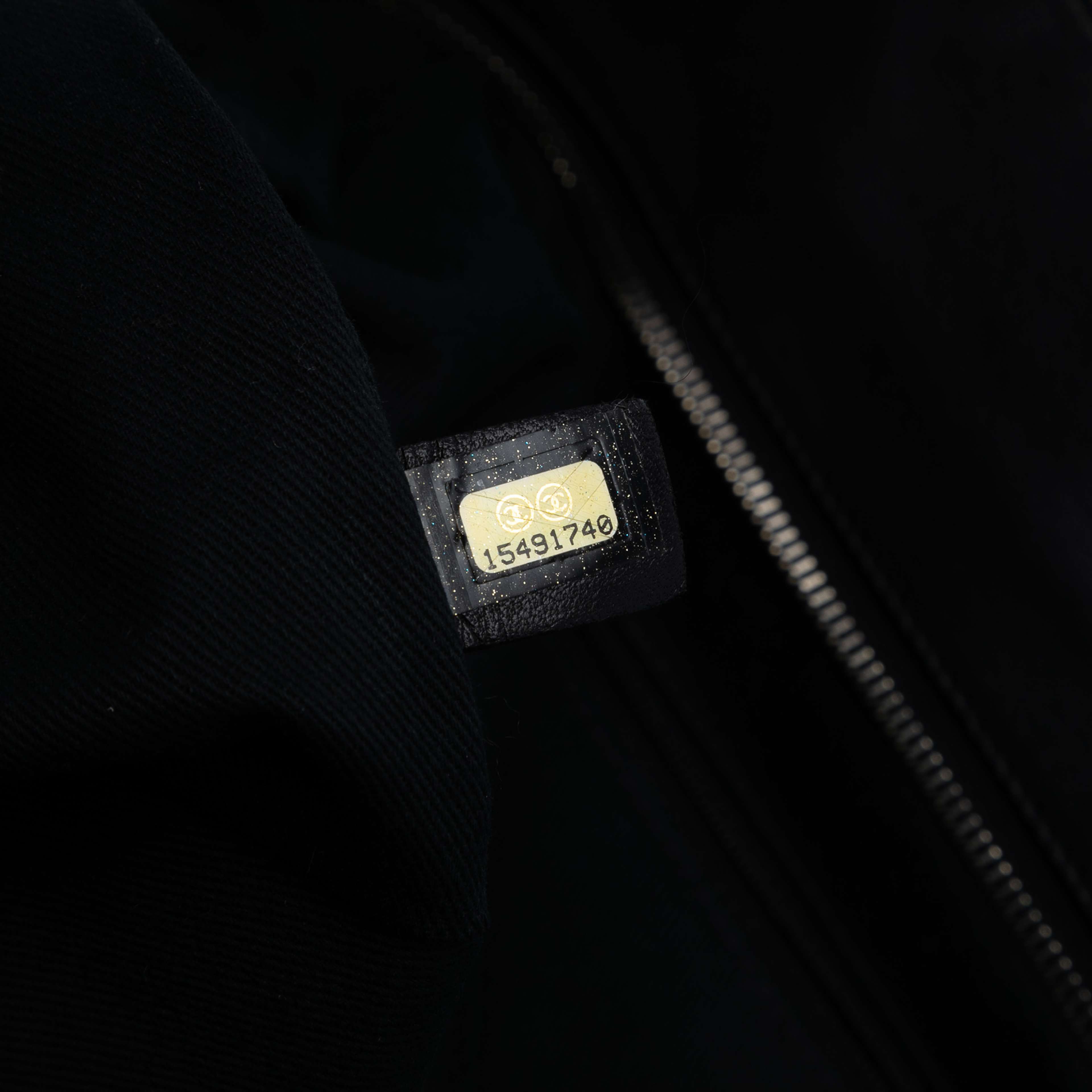 Chanel Large Iridescent Quilted Calfskin In The Mix Shopping Tote, från Luxclusif, i färgen black. Klicka för att öppna bilden i stort format