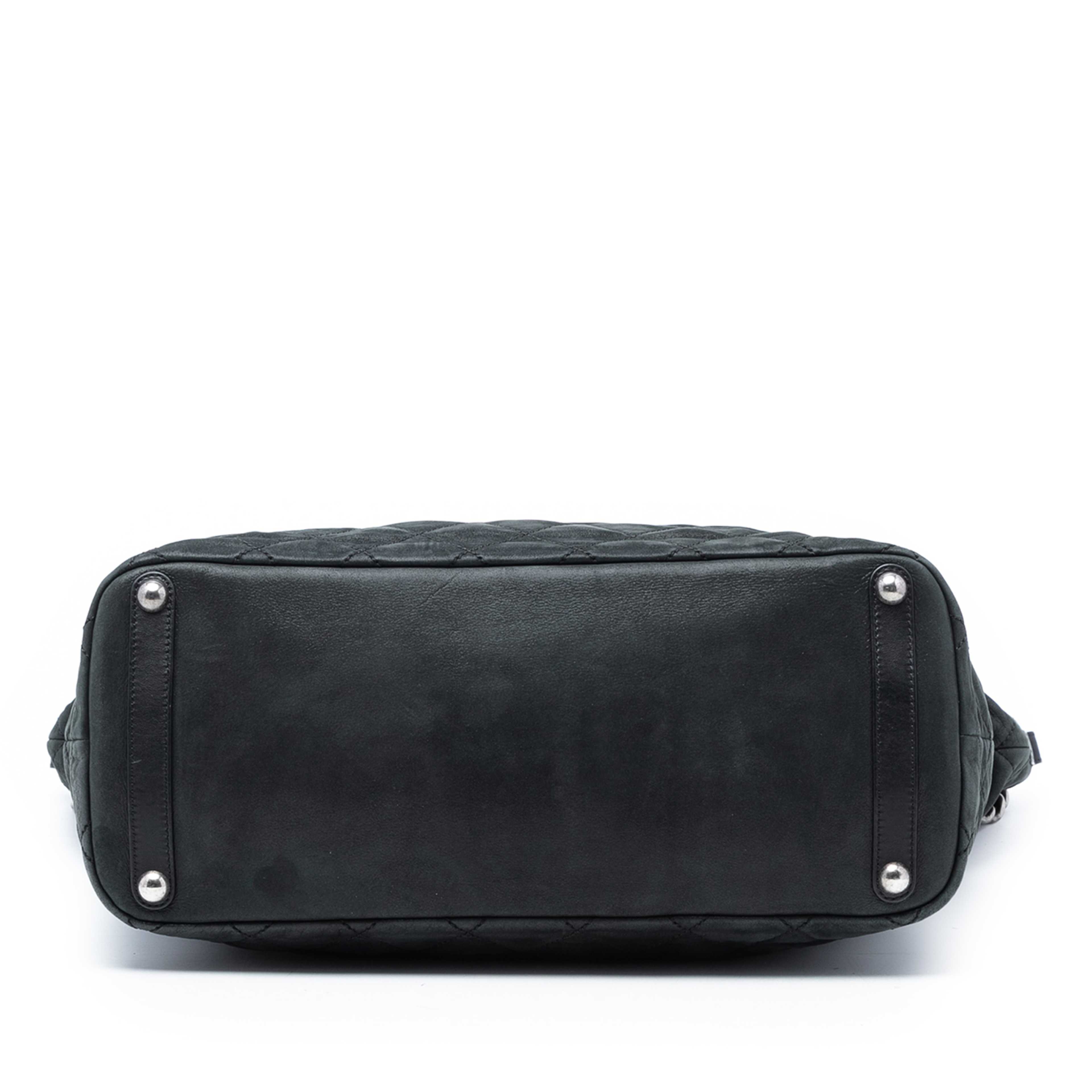 Chanel Large Iridescent Quilted Calfskin In The Mix Shopping Tote, från Luxclusif, i färgen black. Klicka för att öppna bilden i stort format