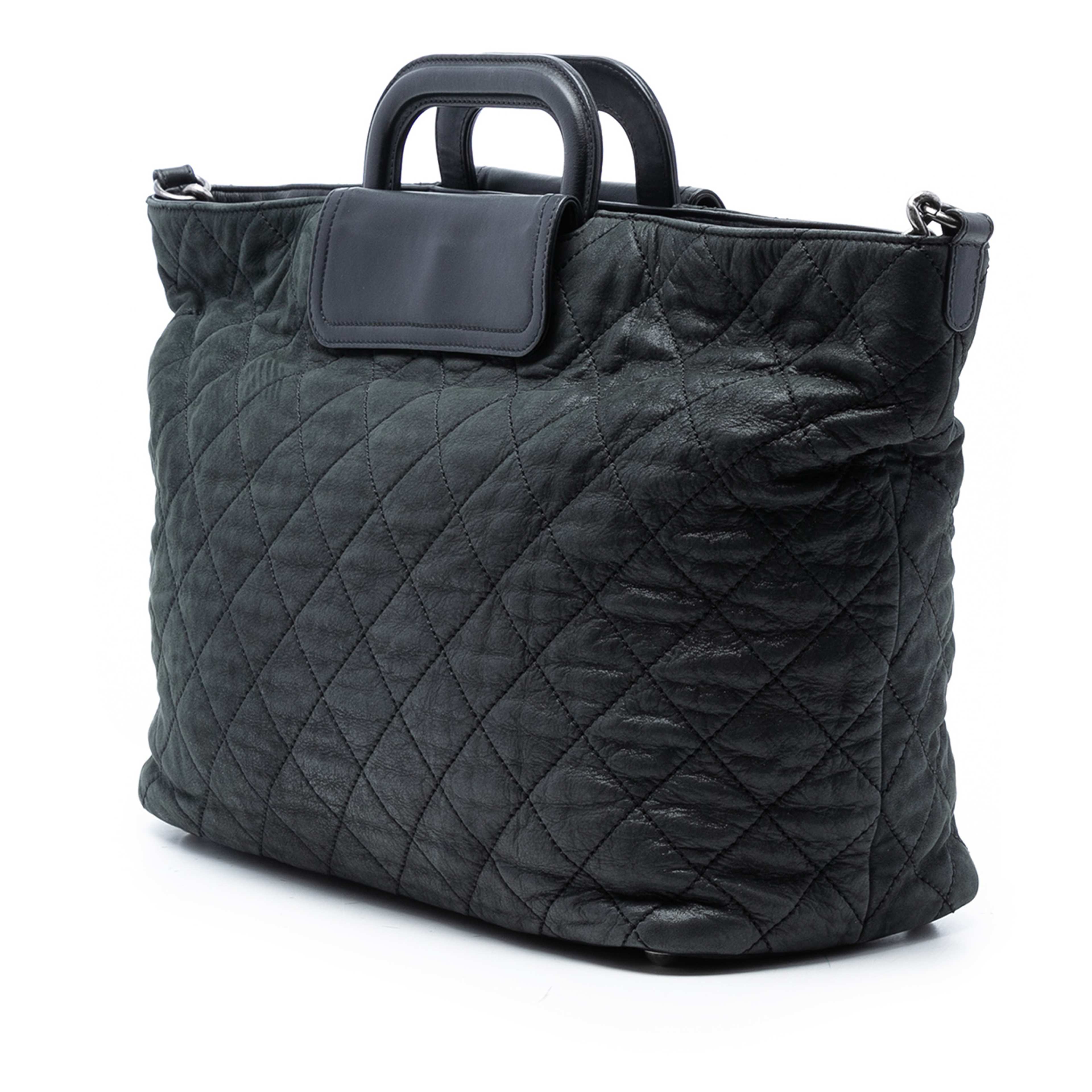Chanel Large Iridescent Quilted Calfskin In The Mix Shopping Tote, från Luxclusif, i färgen black. Klicka för att öppna bilden i stort format