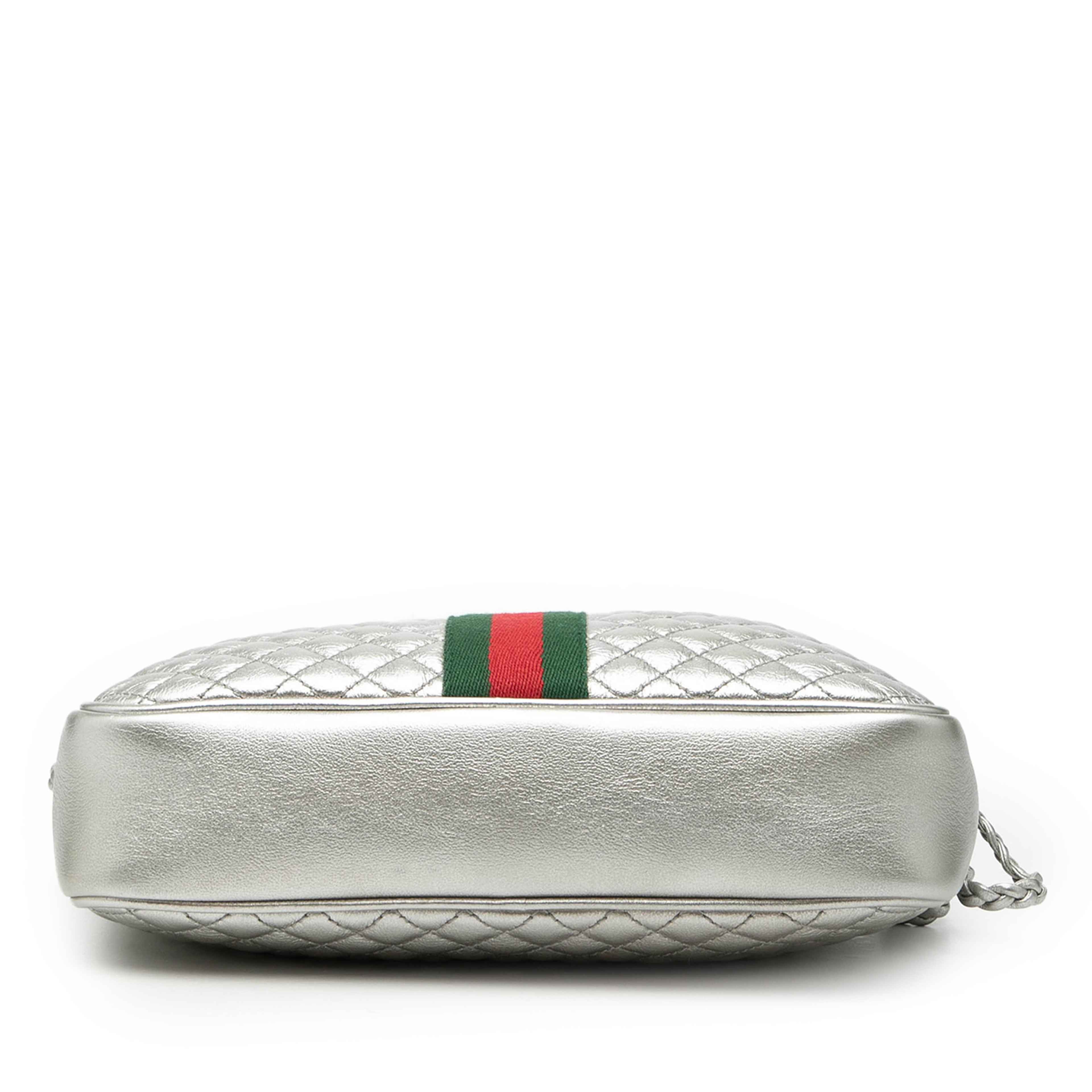 Gucci Small Quilted Metallic Leather Web Trapuntata Crossbody, från Luxclusif, i färgen silver. Klicka för att öppna bilden i stort format