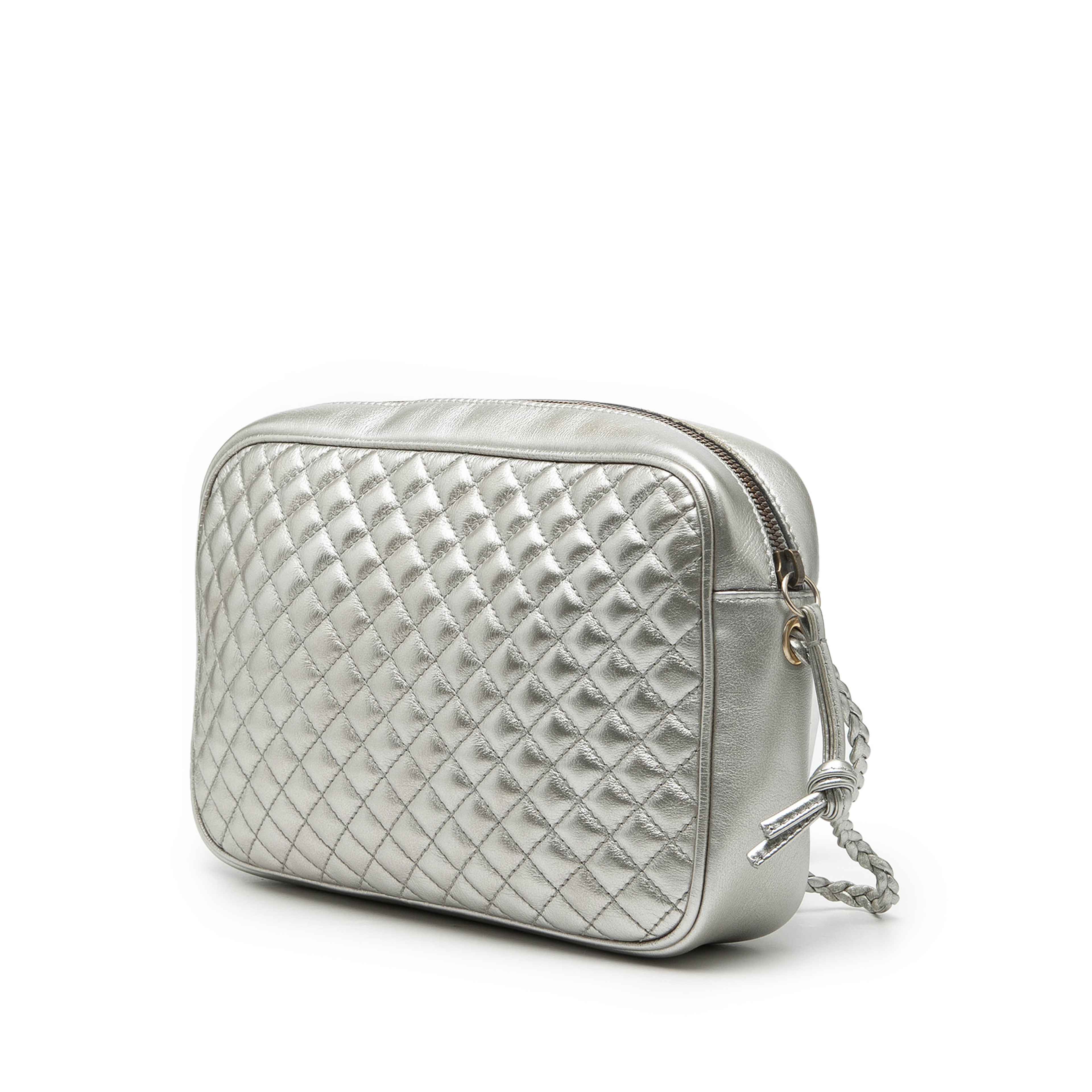 Gucci Small Quilted Metallic Leather Web Trapuntata Crossbody, från Luxclusif, i färgen silver. Klicka för att öppna bilden i stort format