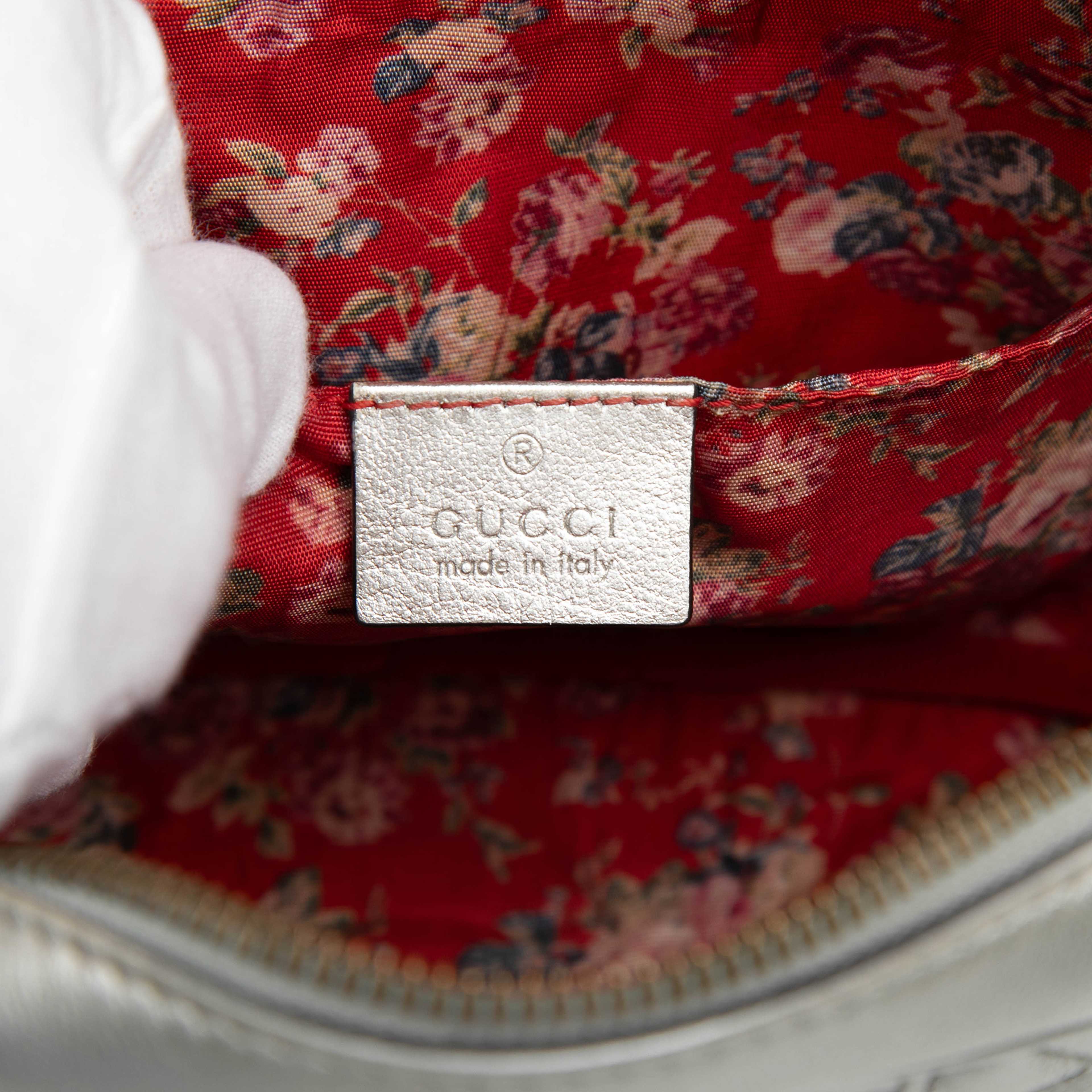 Gucci Small Quilted Metallic Leather Web Trapuntata Crossbody, från Luxclusif, i färgen silver. Klicka för att öppna bilden i stort format