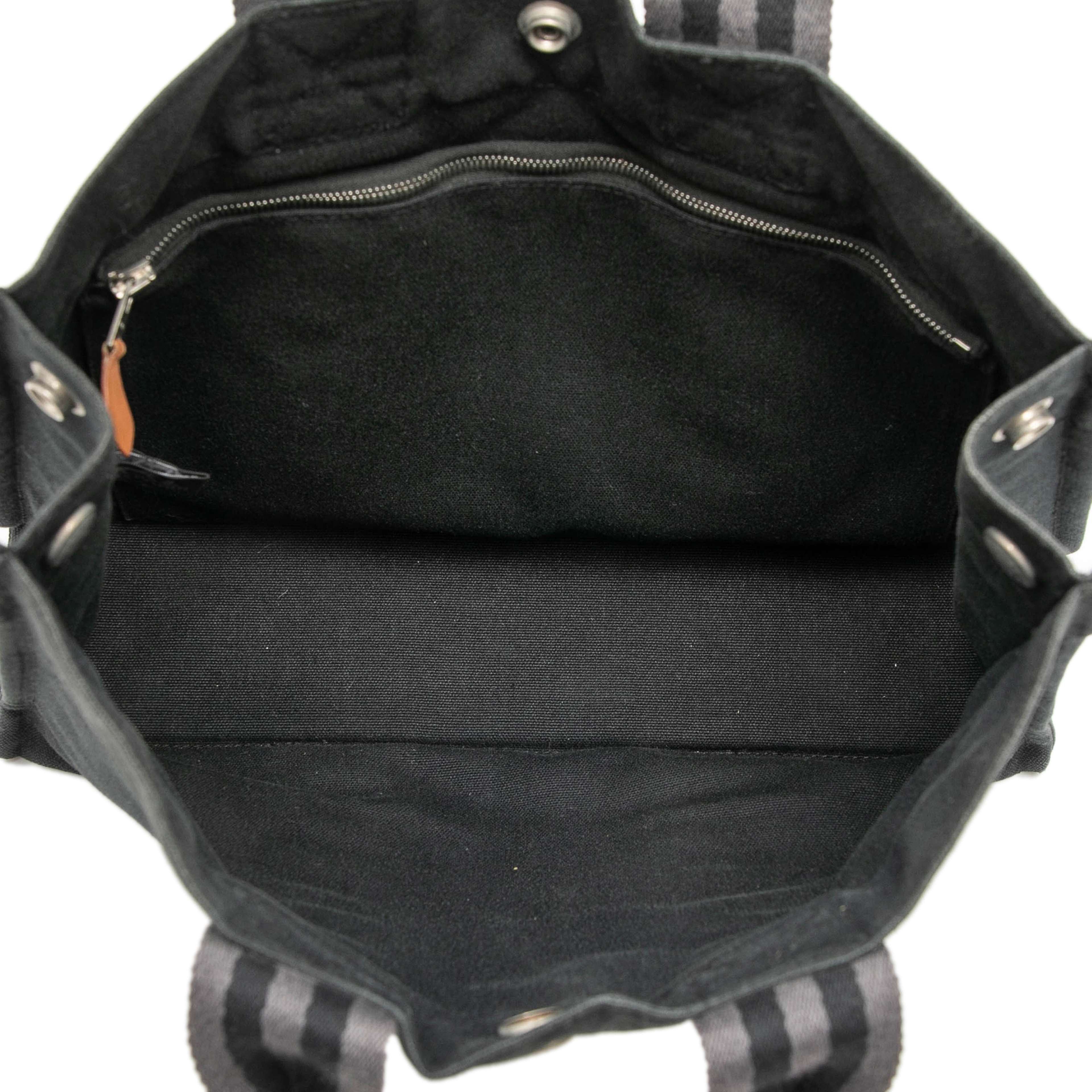 Hermès Canvas Fourre Tout Pm, från Luxclusif, i färgen black. Klicka för att öppna bilden i stort format