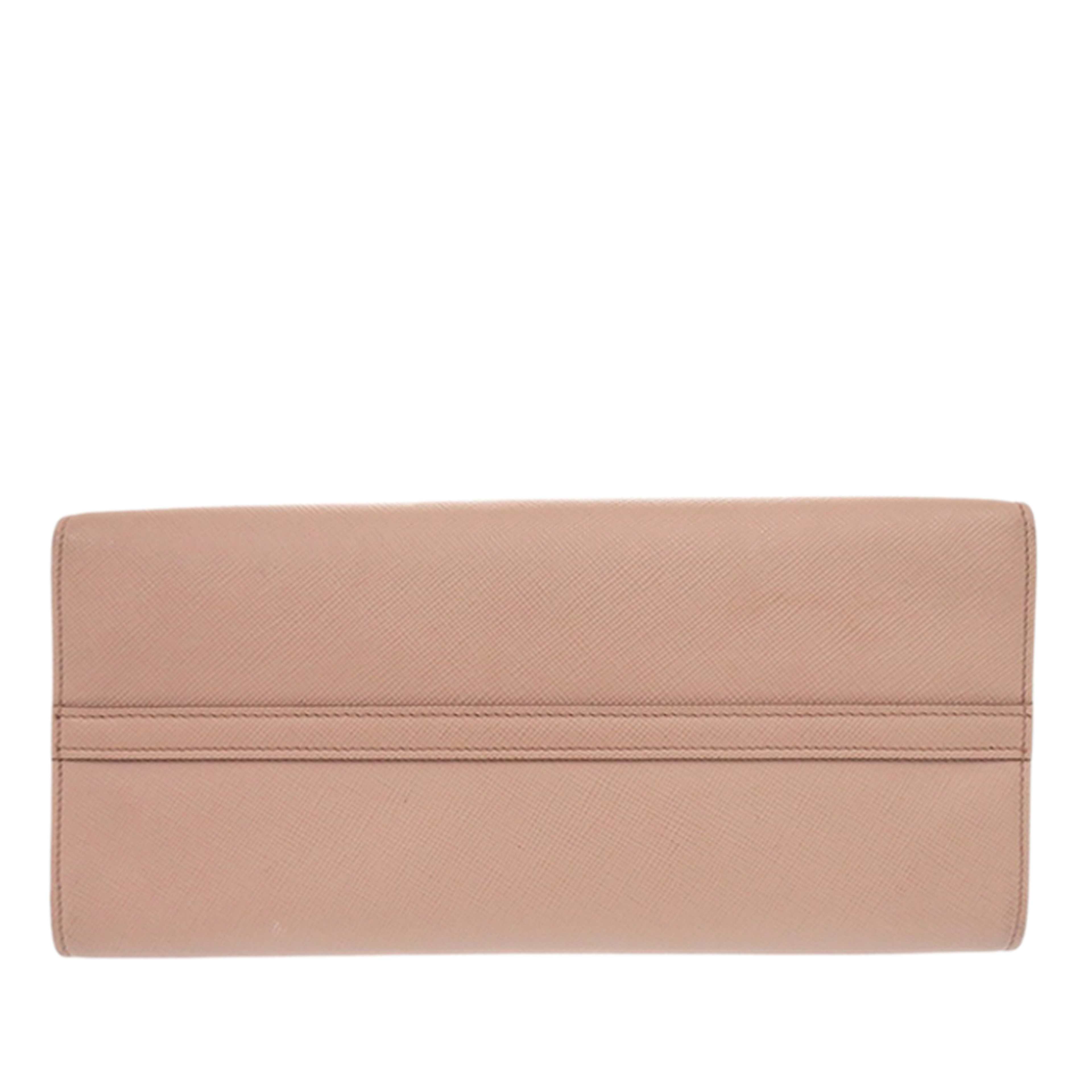 Prada Medium Saffiano Cuir Monochrome Top Handle Tote, från Luxclusif, i färgen nude. Klicka för att öppna bilden i stort format