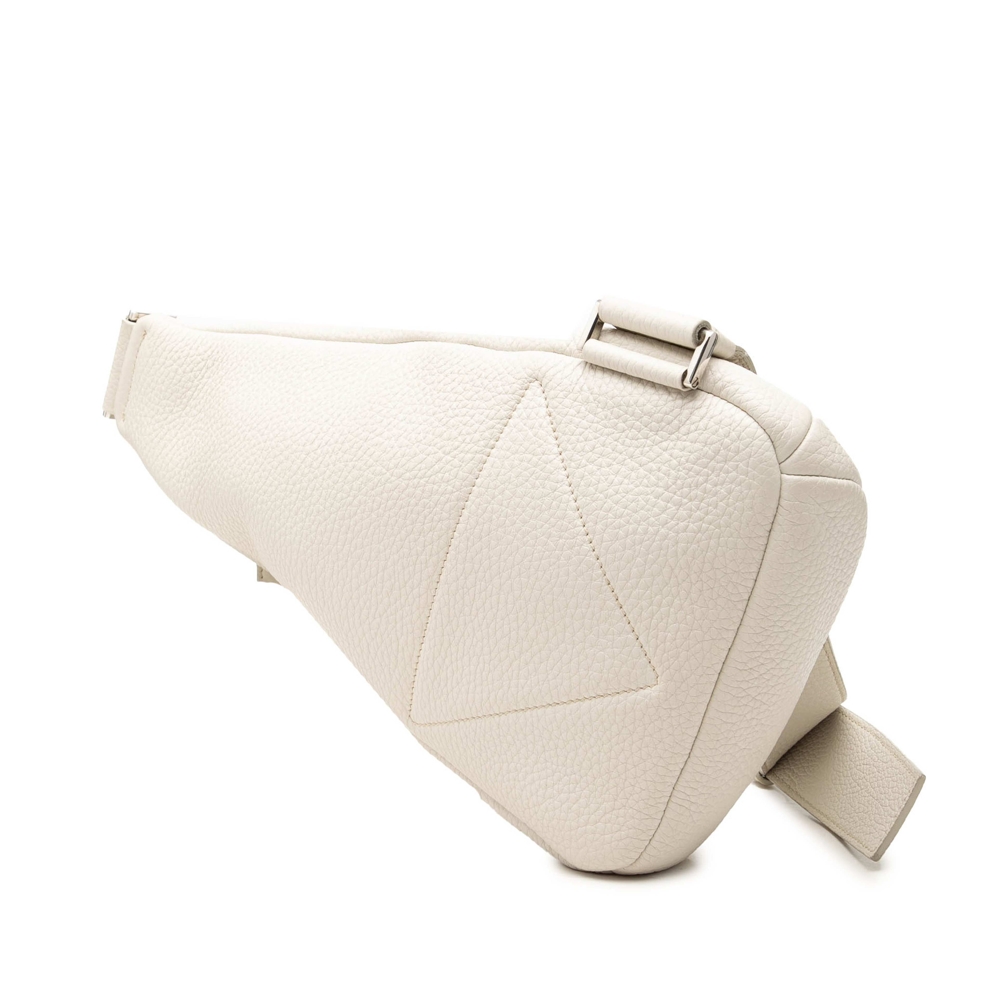 Prada Vitello Daino Logo Embossed Sling Bag, från Luxclusif, i färgen vit. Klicka för att öppna bilden i stort format