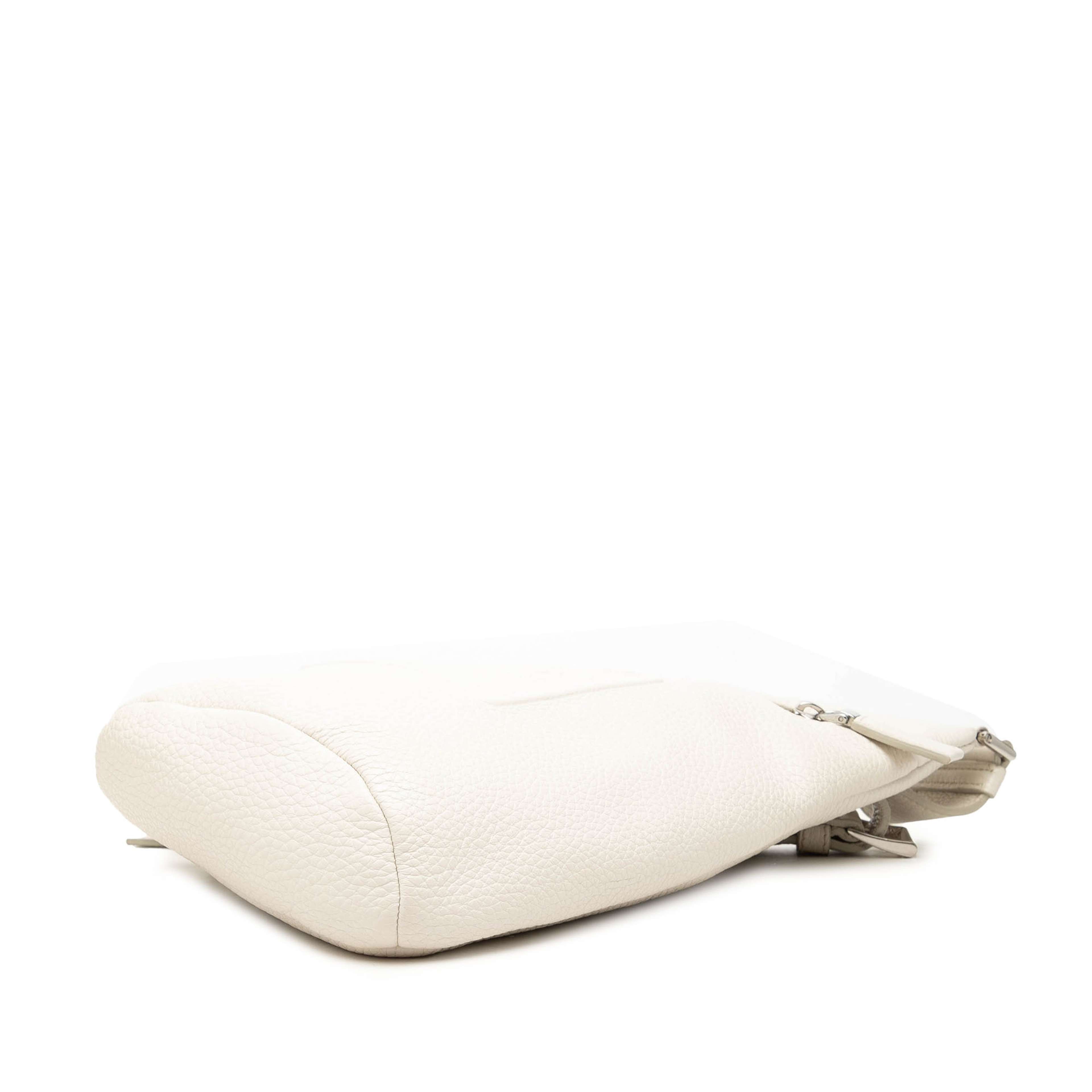 Prada Vitello Daino Logo Embossed Sling Bag, från Luxclusif, i färgen vit. Klicka för att öppna bilden i stort format