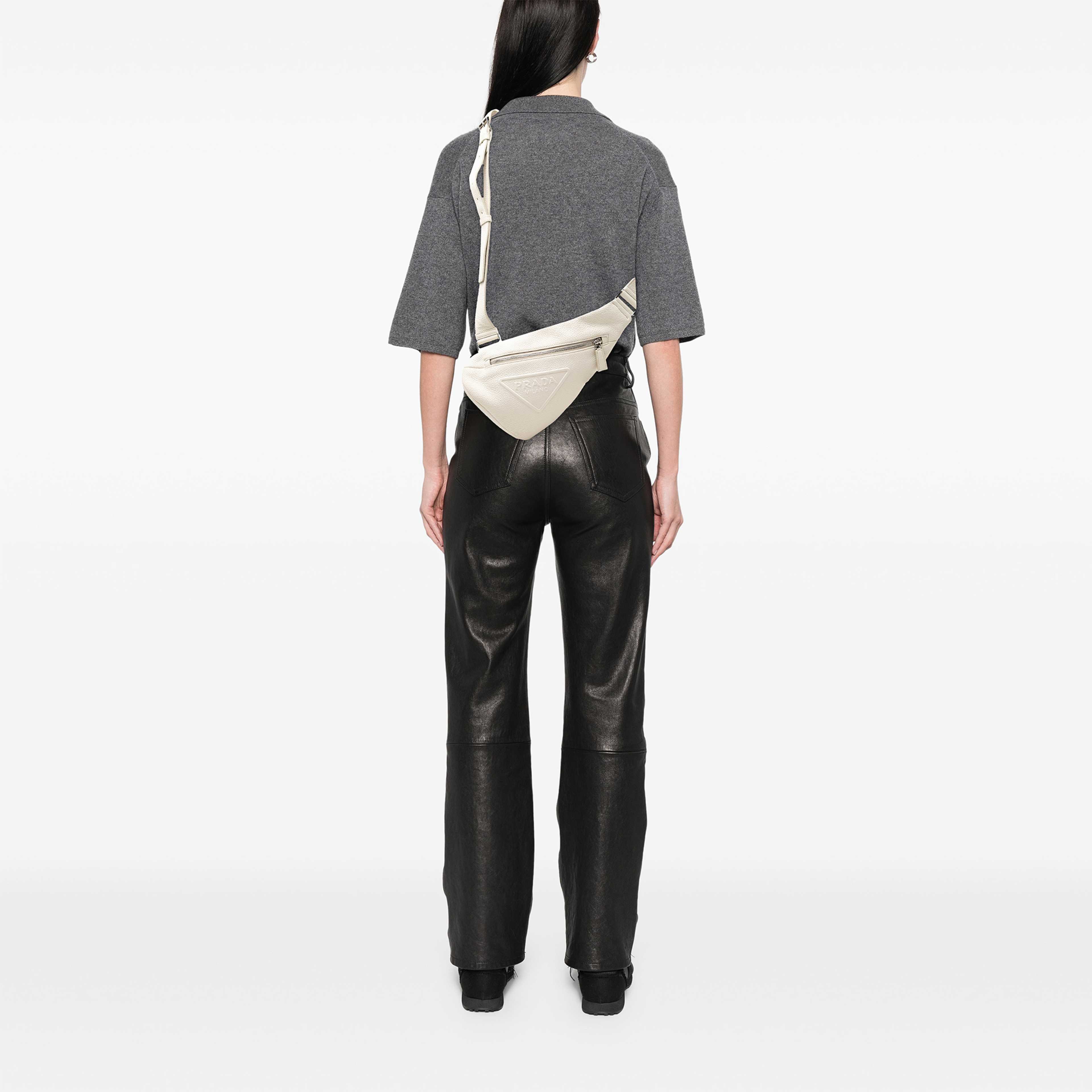 Prada Vitello Daino Logo Embossed Sling Bag, från Luxclusif, i färgen vit. Klicka för att öppna bilden i stort format